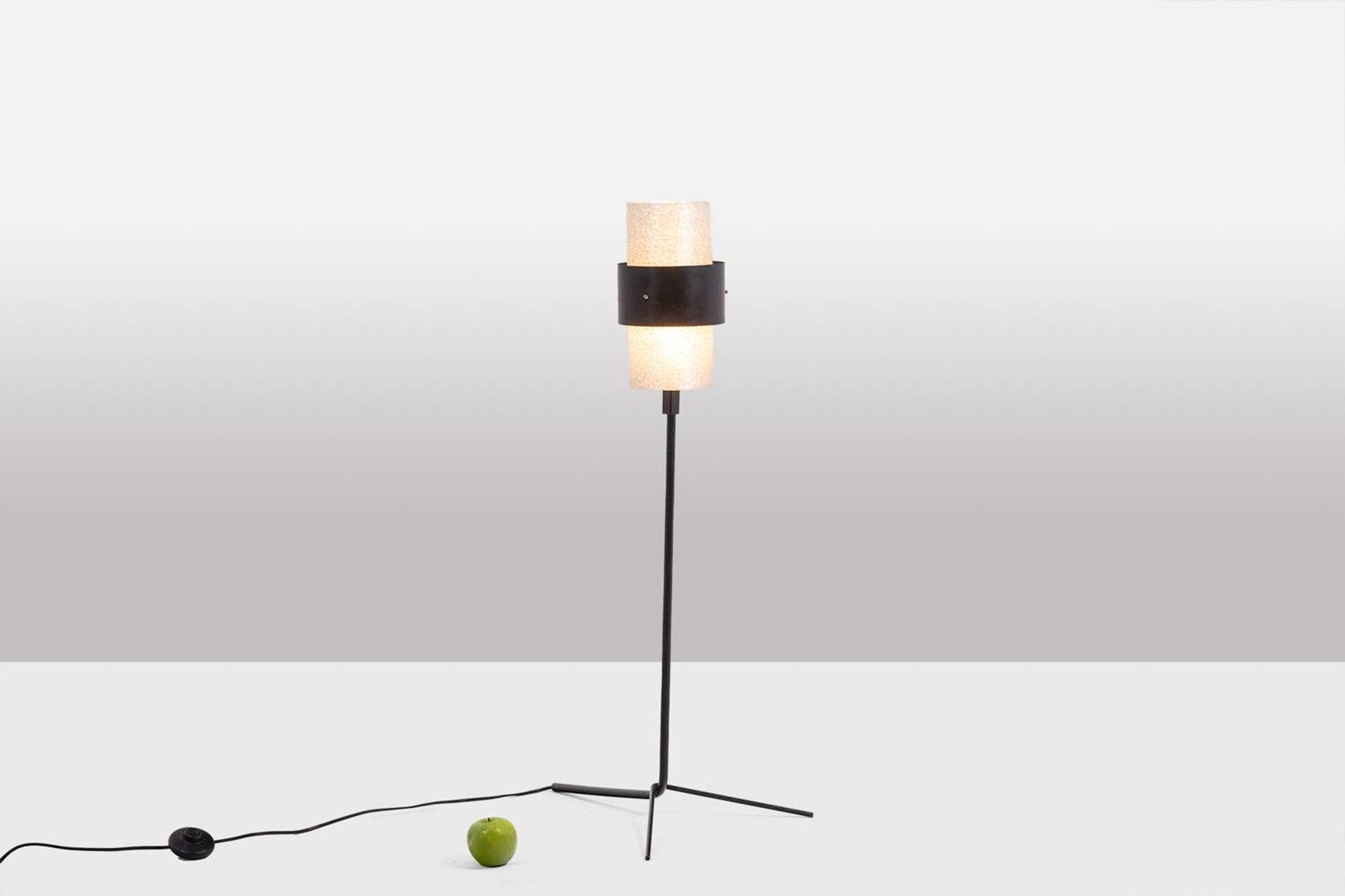Tripod lamp in granite lucite and lacquered metal. 1950s.