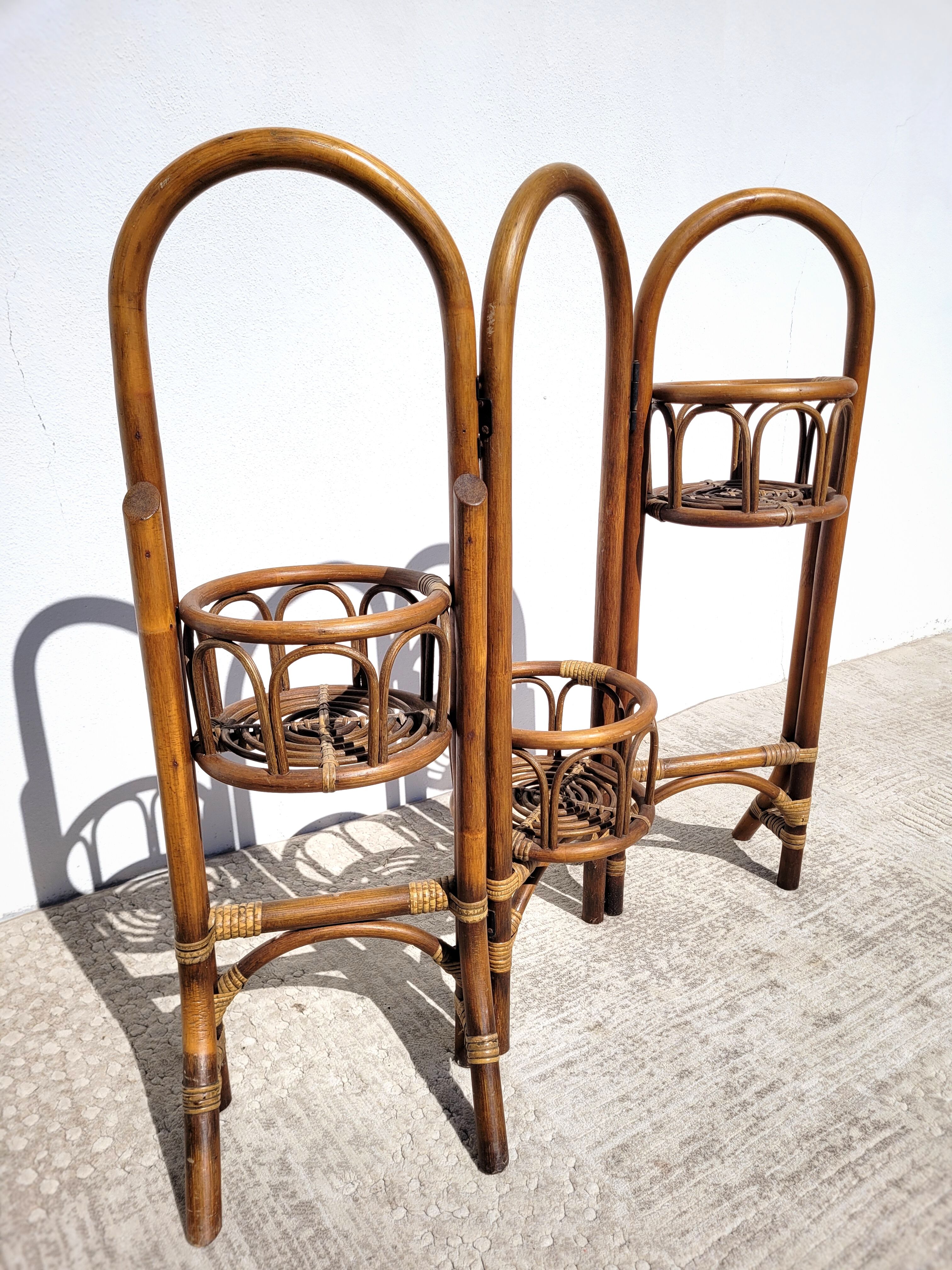 Foldable rattan plant holder