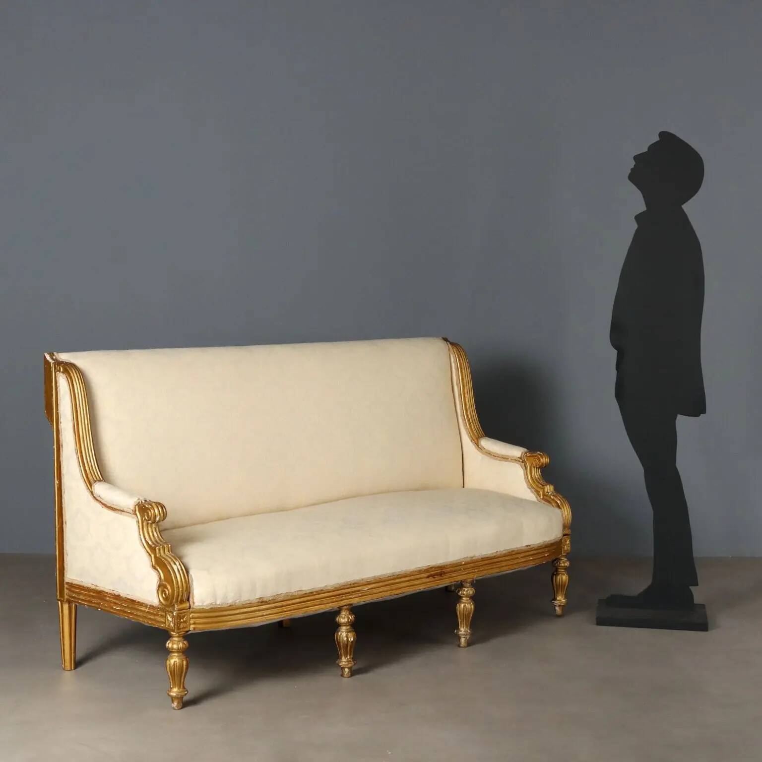 Antique neoclassical canapé in carved wood, Italy, 19th century.