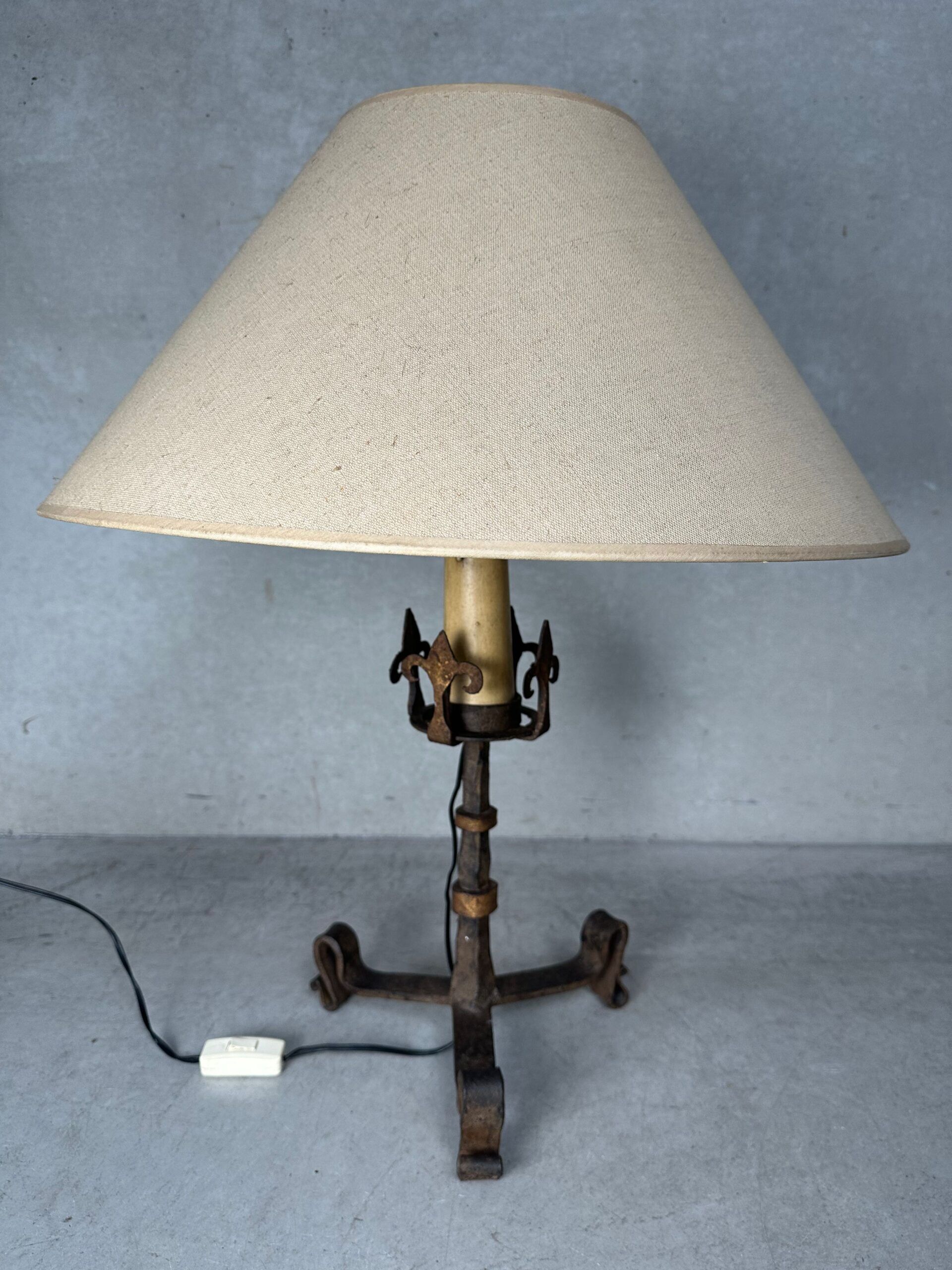 Antique Spanish brutalist table lamp – wrought iron