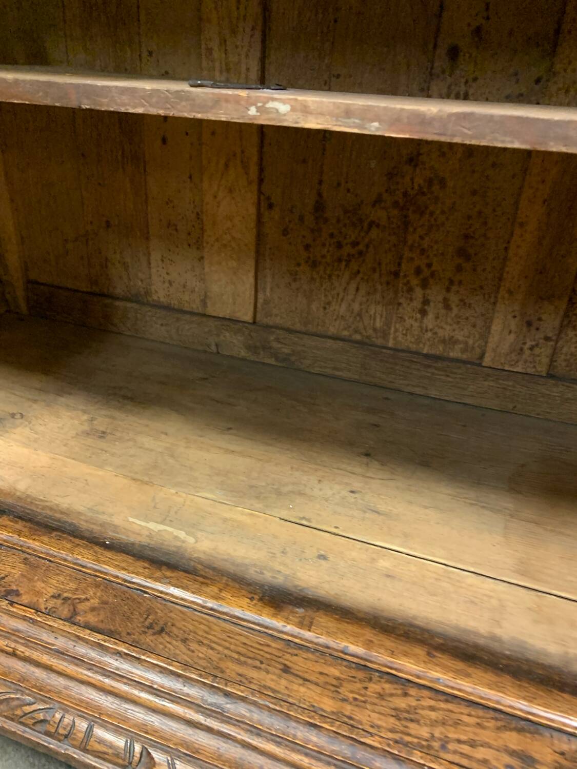 Buffet 2 corps de chasse en bois tourné et sculpté, vers 1900