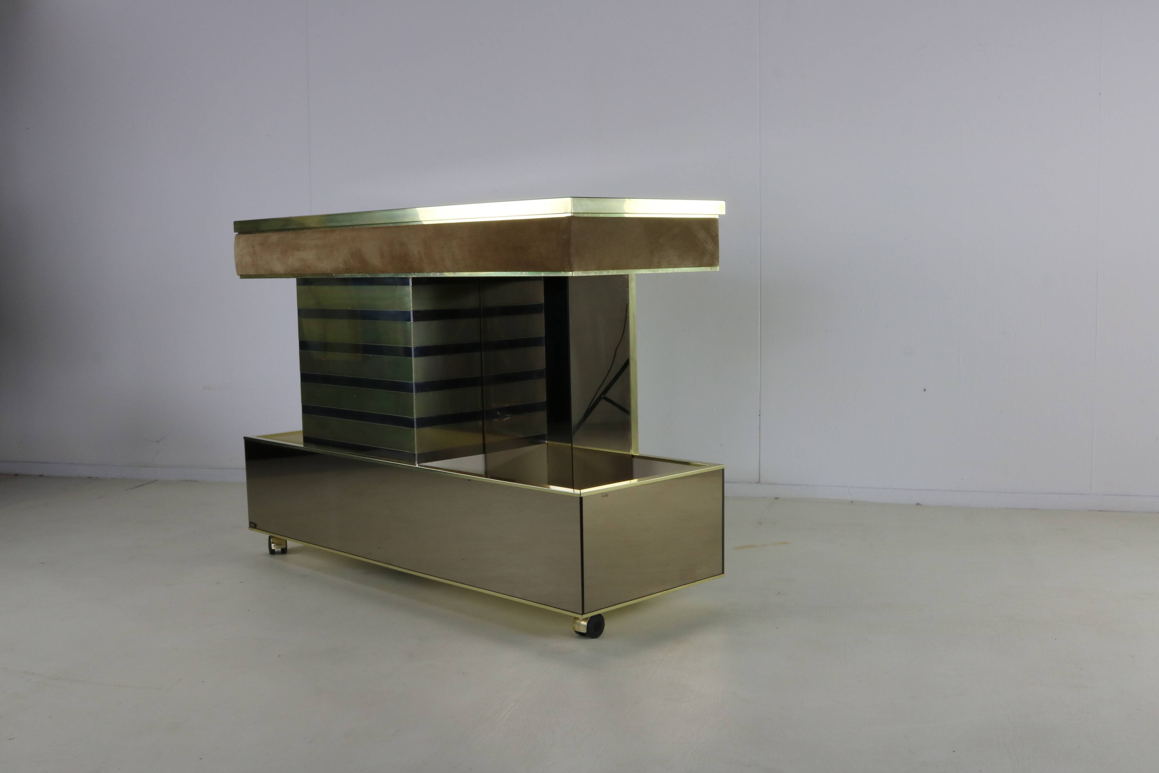 Seventies design bar cabinet by Harvey Guzzini for Stilglass Donati