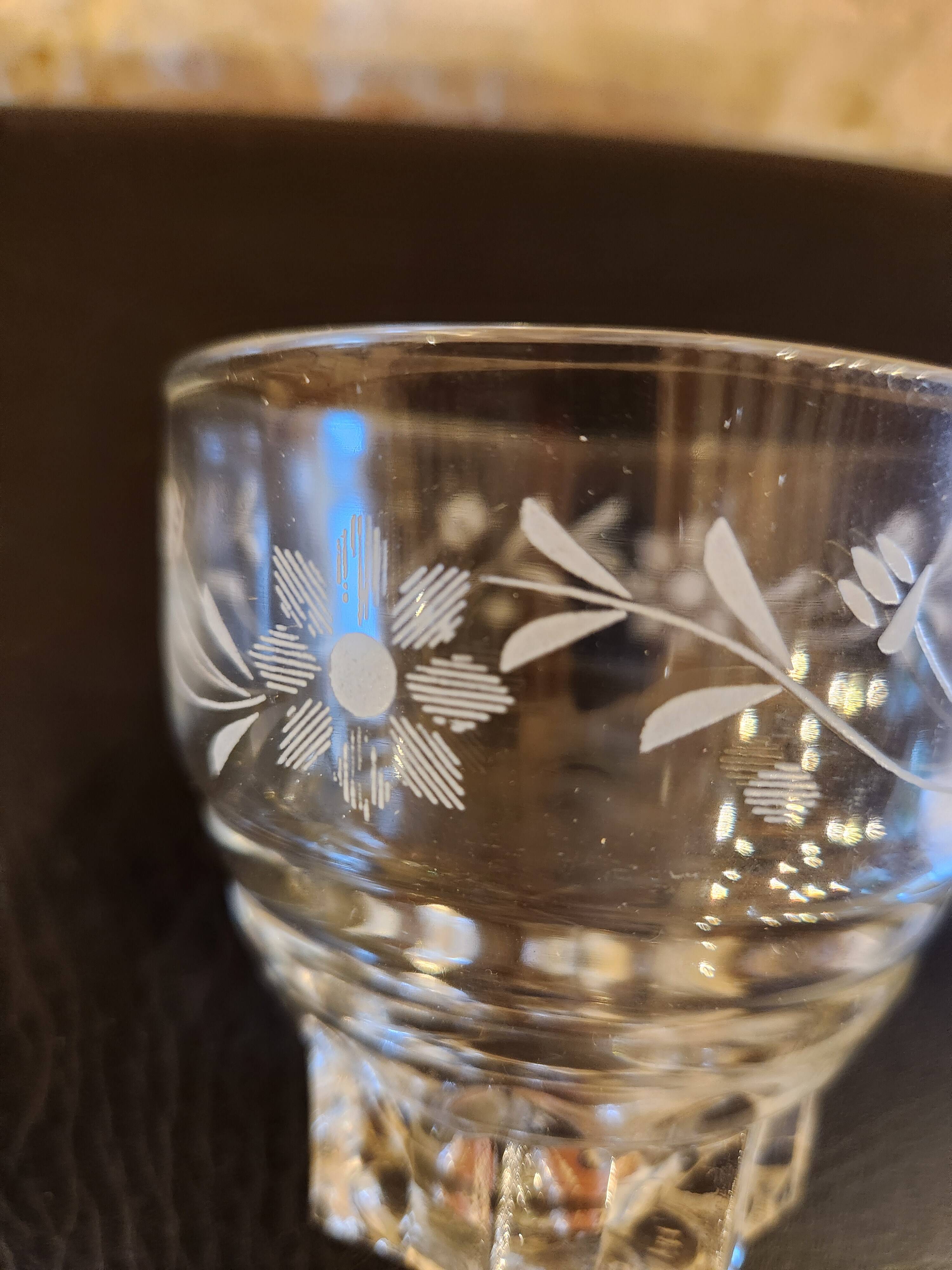 8 verres vintage en verre gravé pied étoile