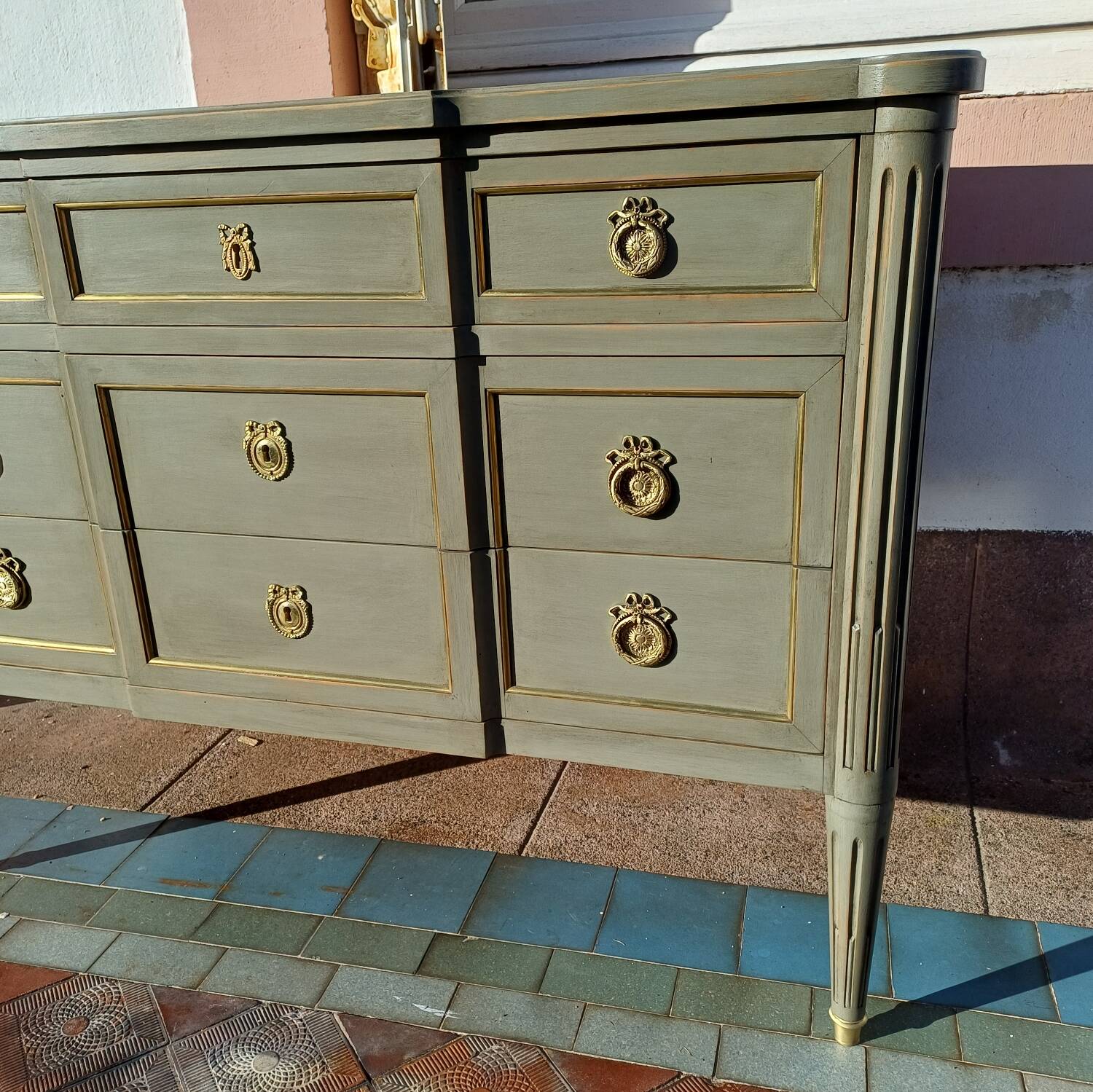 Louis XVI style patinated chest of drawers with 3 drawers.
