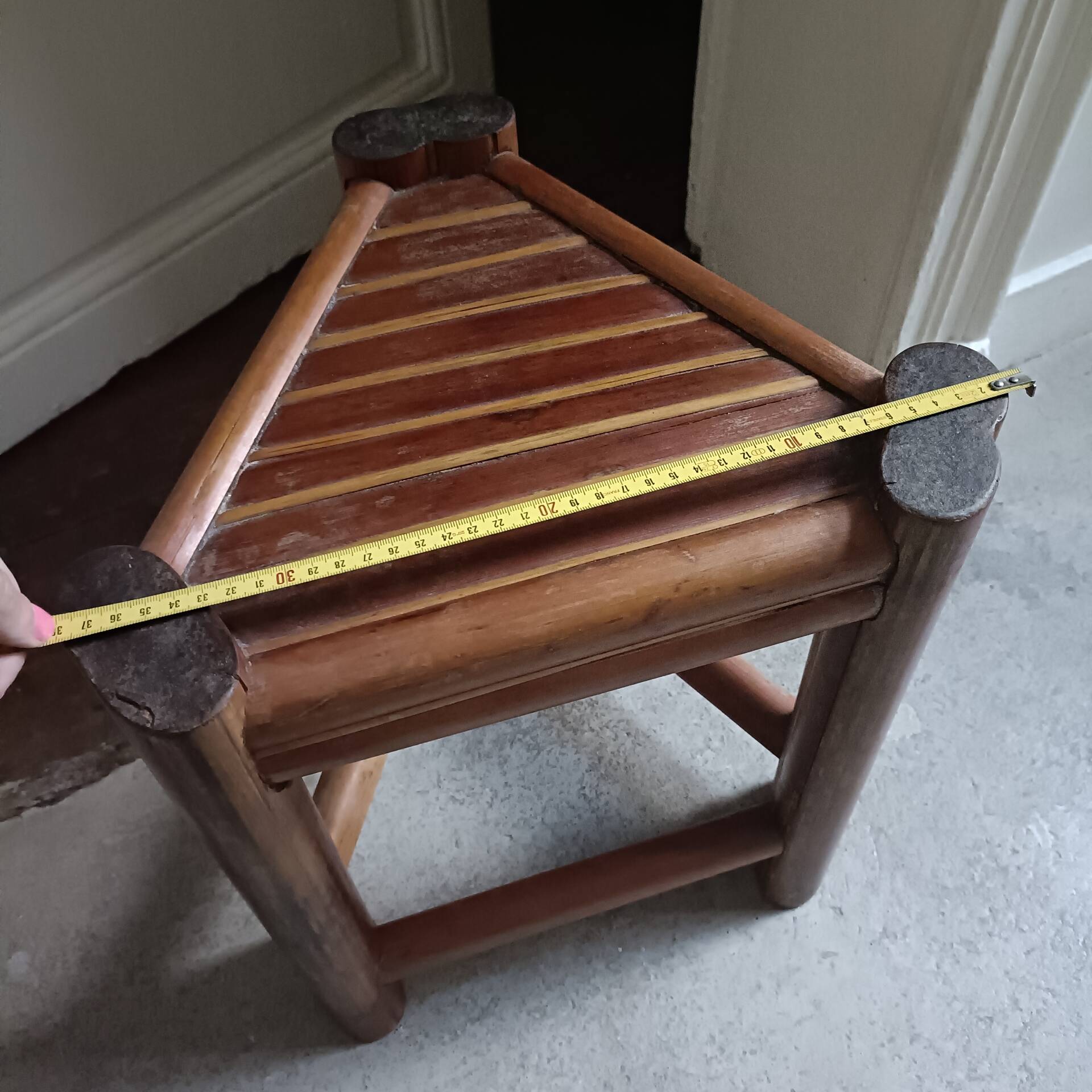 Tabouret en rotin brûlé années 60