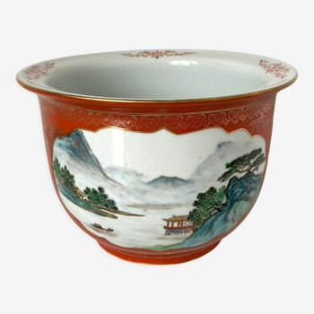 Jardinière chinoise ou cache-pot en porcelaine de Chine à décor de paysages sur fond corail et doré