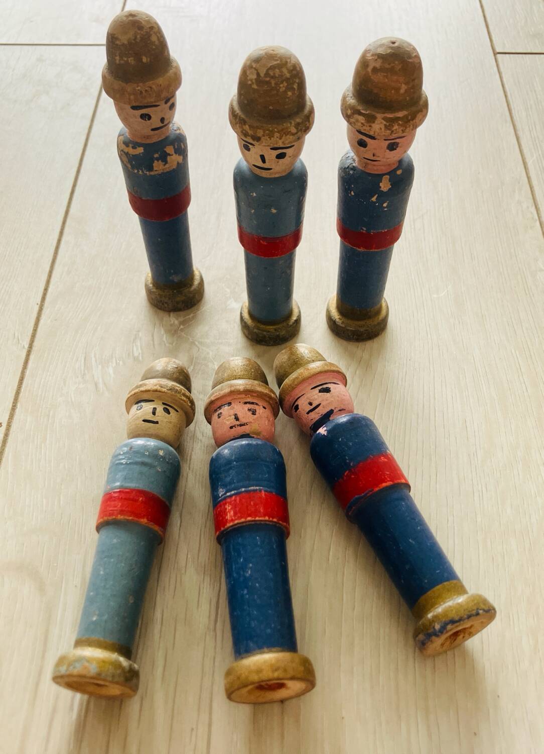 Set of 6 small soldiers