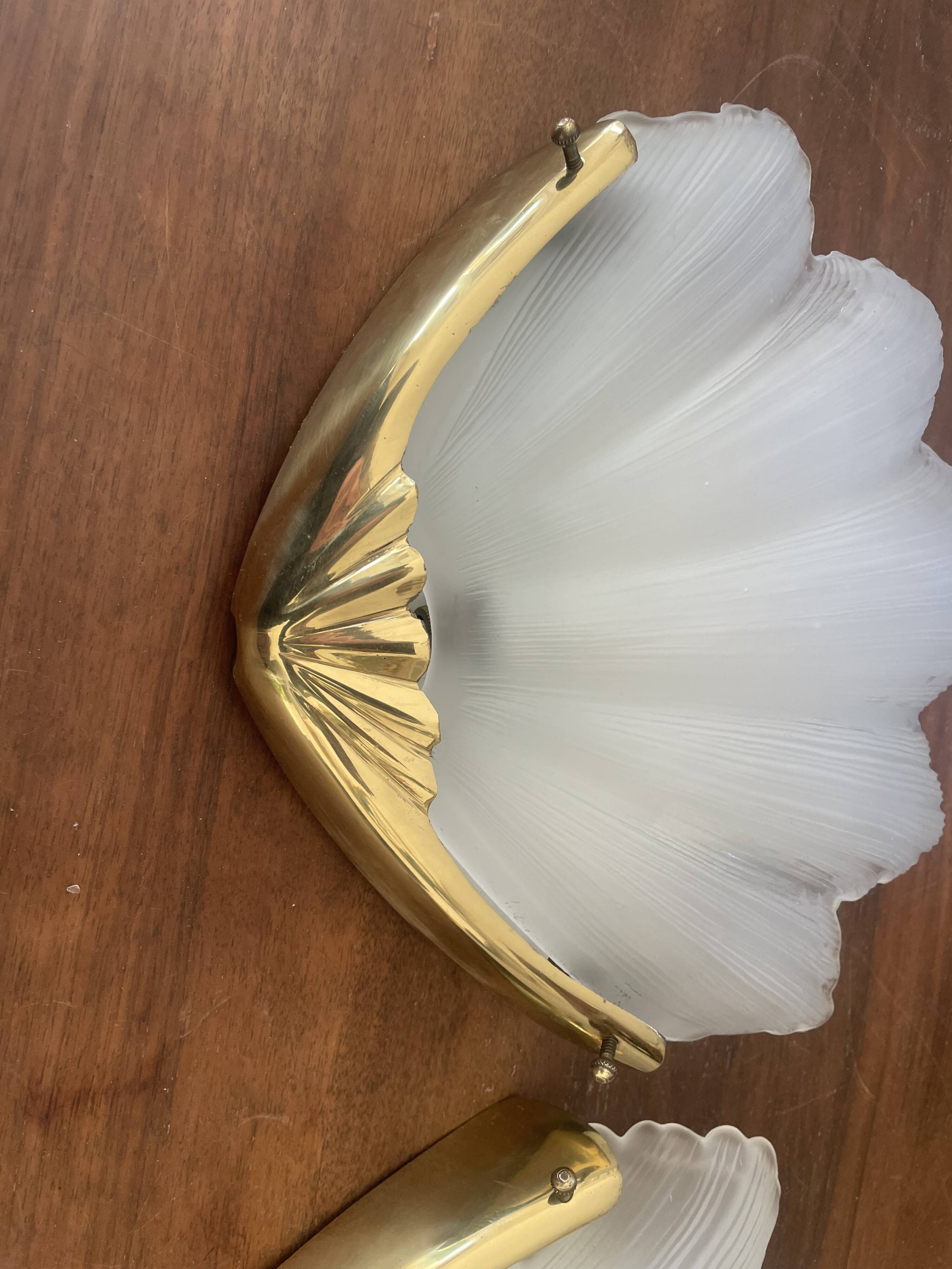 Paire d’appliques vintage en verre dépoli et laiton