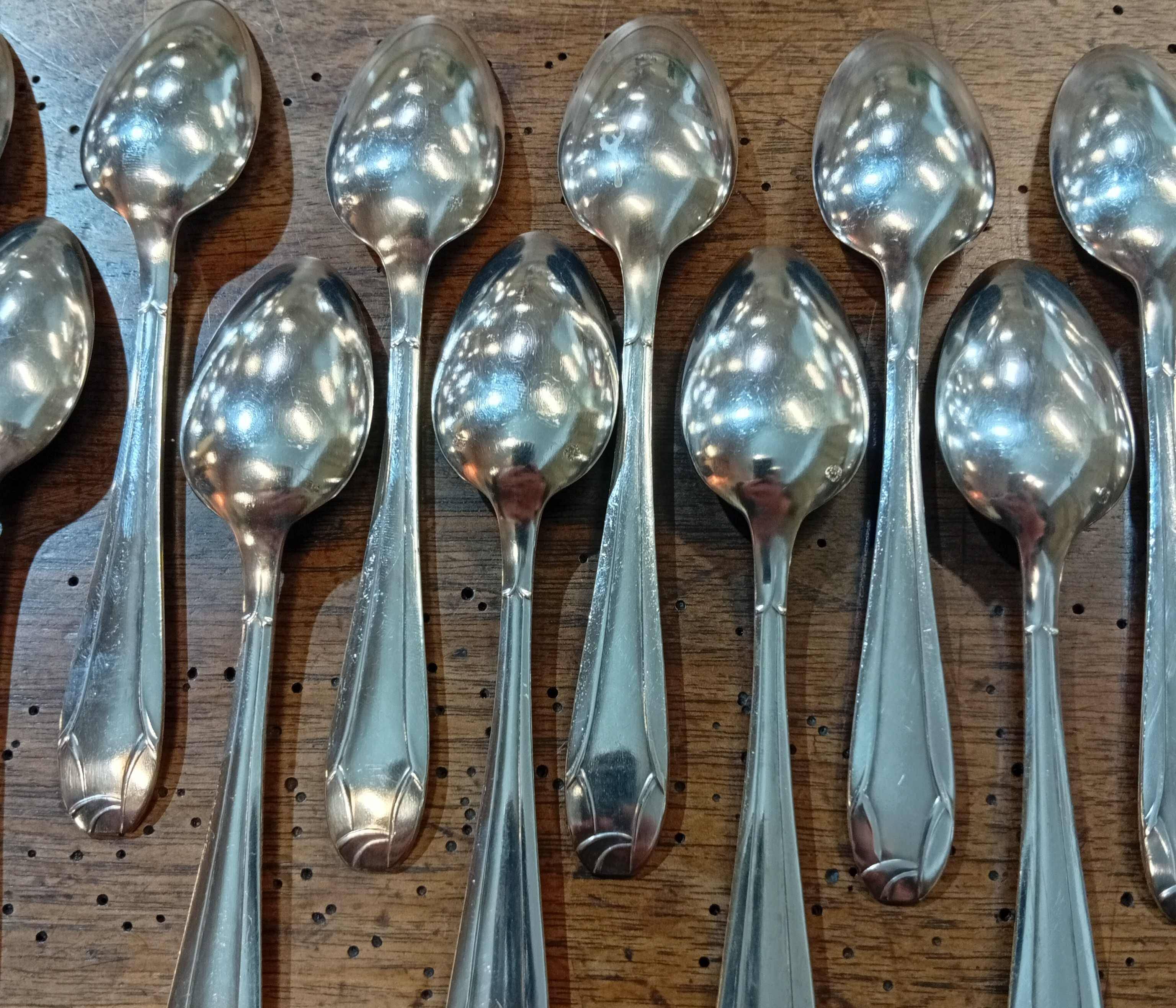 Set of 12 small silver-plated spoons in their box.