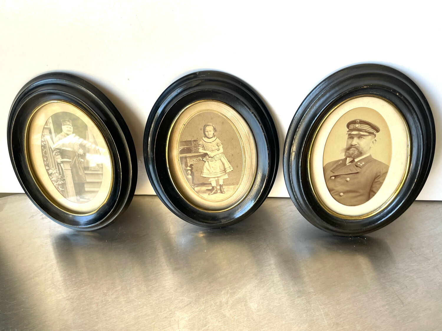 Set of 3 wooden oval picture frames