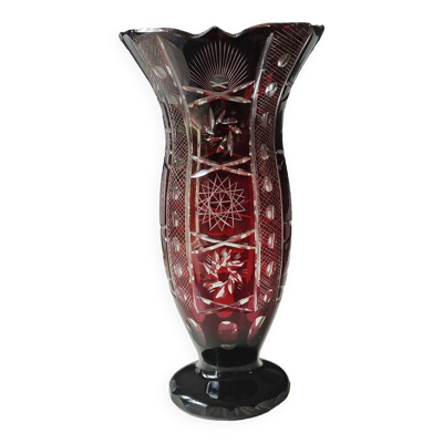 Grand Vase en cristal de Bohème taillé, coupé main. Rouge rubis profond. Style Roemer. Dim 29 x 14,5 cm