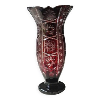 Large vase in hand-cut Bohemian crystal. Deep ruby red. Roemer style. Dim 29 x 14.5 cm