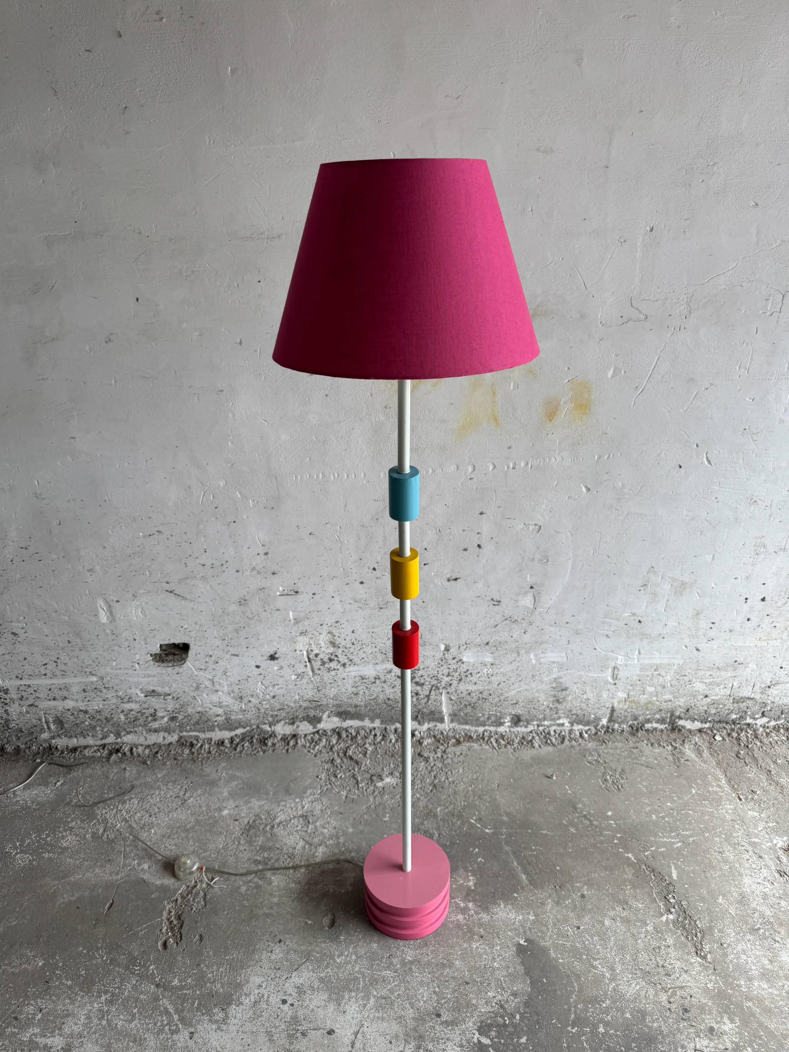 Lampadaire vintage IKEA en métal blanc avec abat-jour en tissu rose et accents colorés