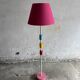 Lampadaire vintage IKEA en métal blanc avec abat-jour en tissu rose et accents colorés