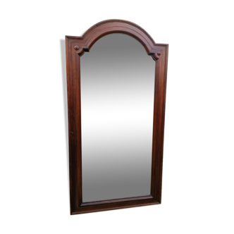 Ancien miroir biseauté en bois massif d'une porte d'armoire.