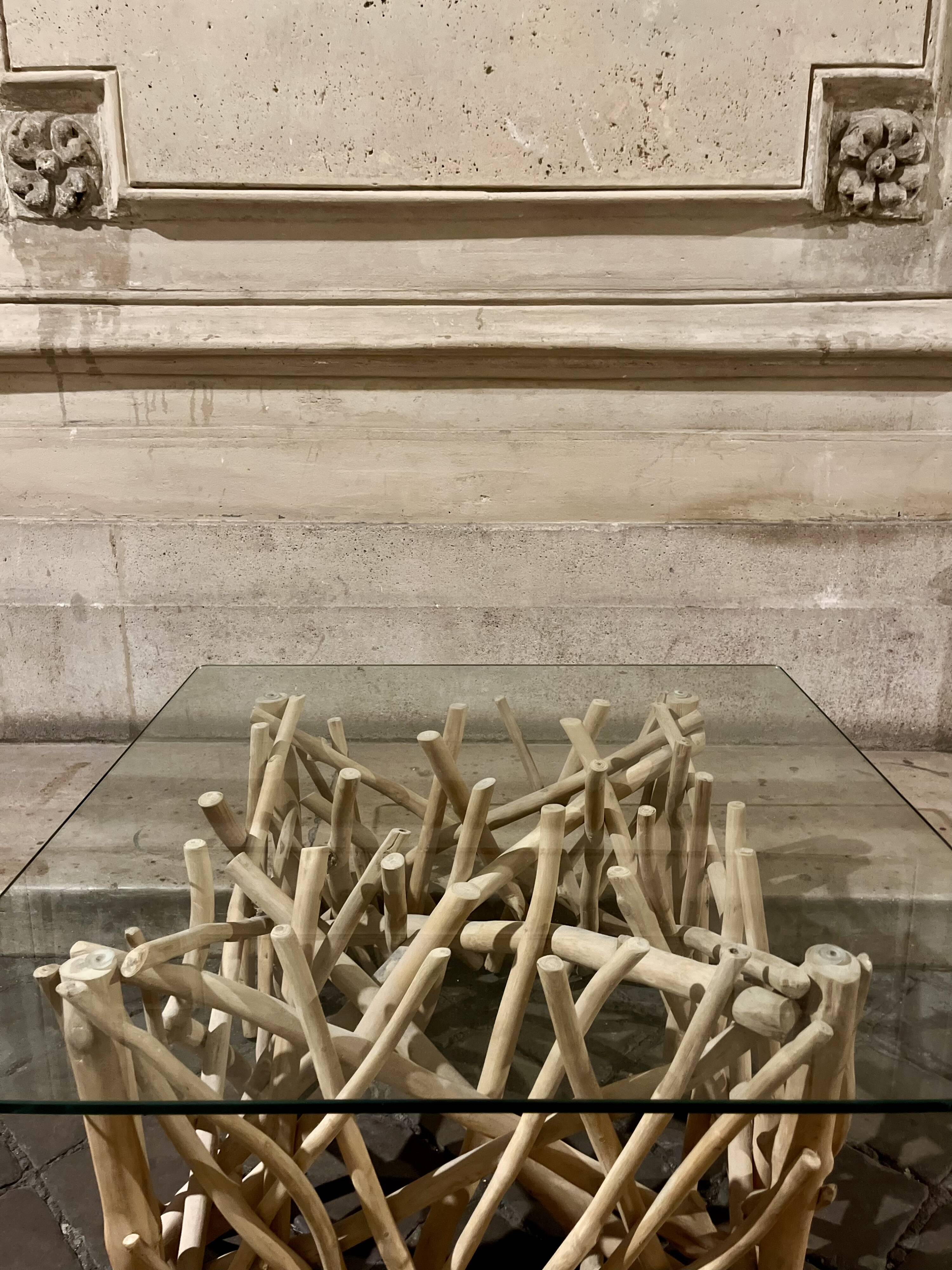 Table basse sculptural bois et verre