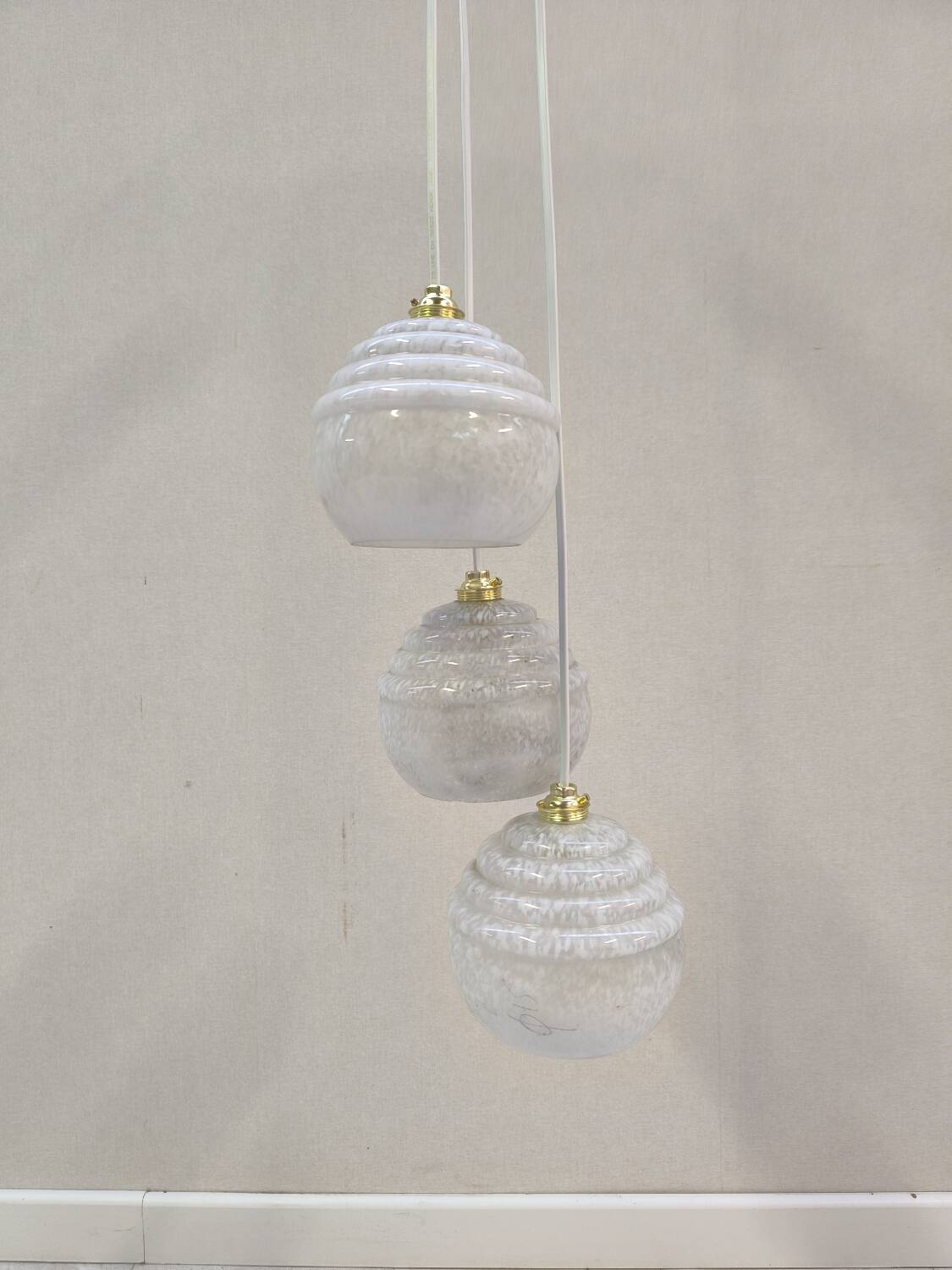 Triple suspension in white Clichy glass
