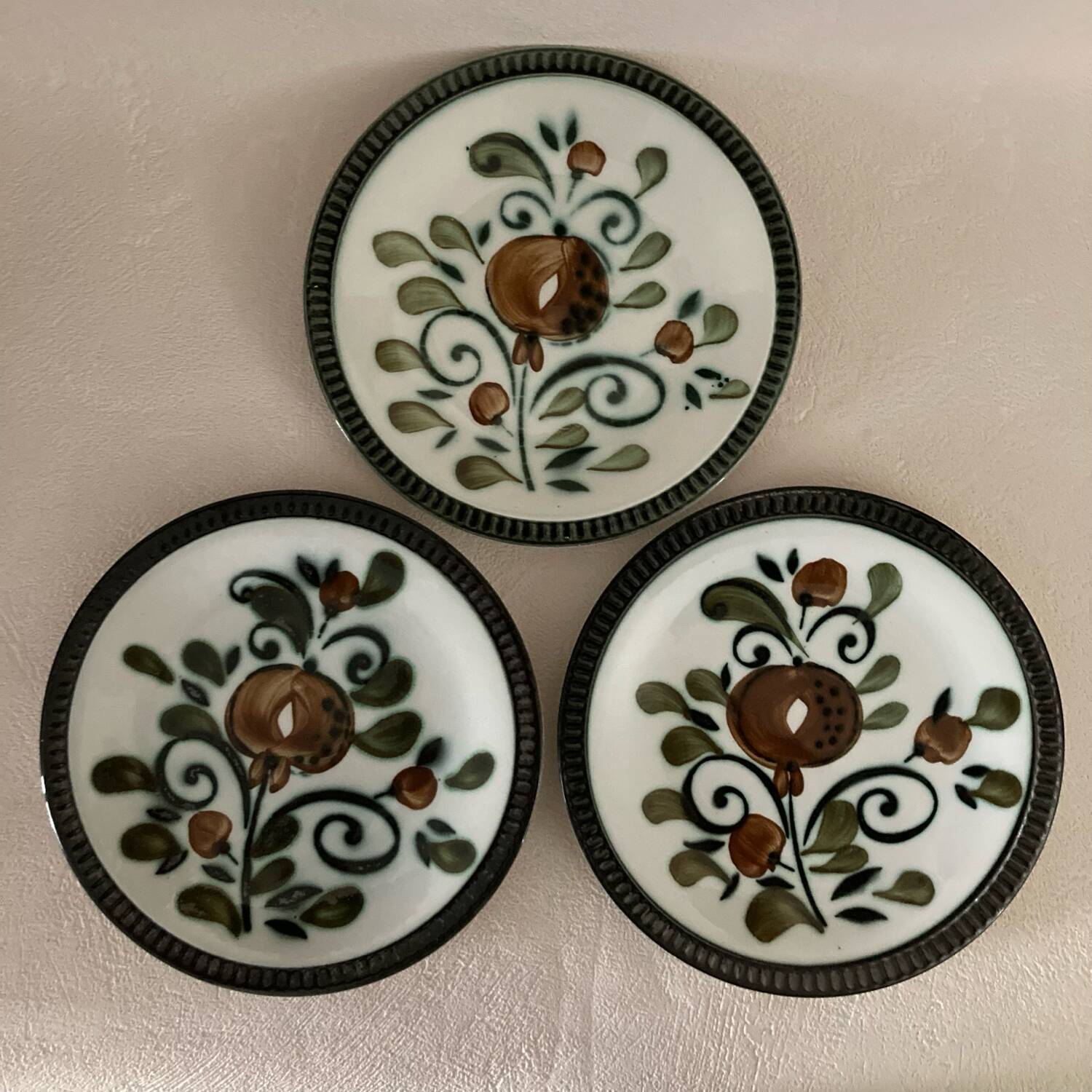Assiettes à dessert Boch La Louvière forme delta décor Argenteuil