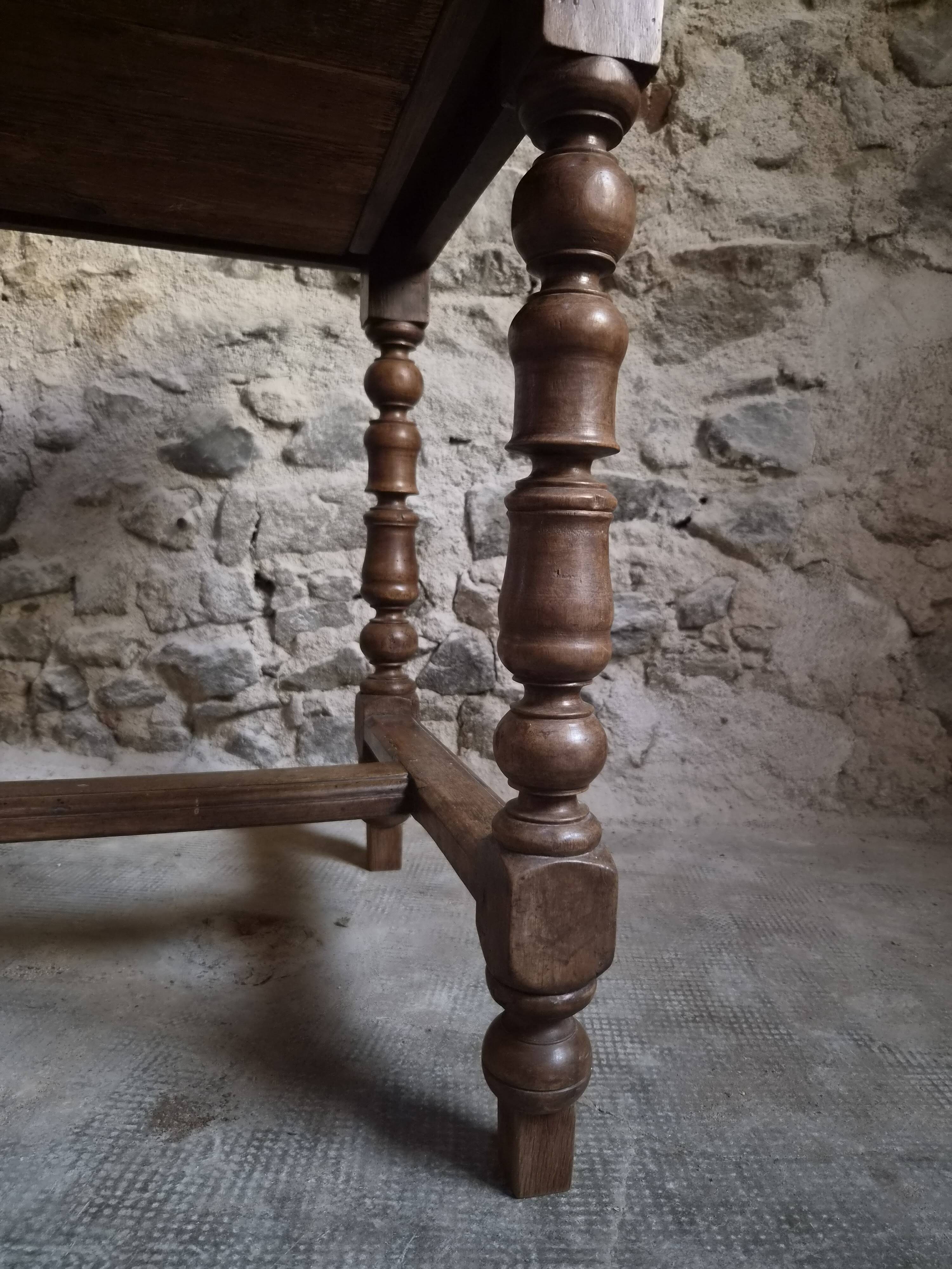 Table d'écriture française ancienne en noyer, bureau du XVIIIe siècle avec tiroir, vers 1750–1800