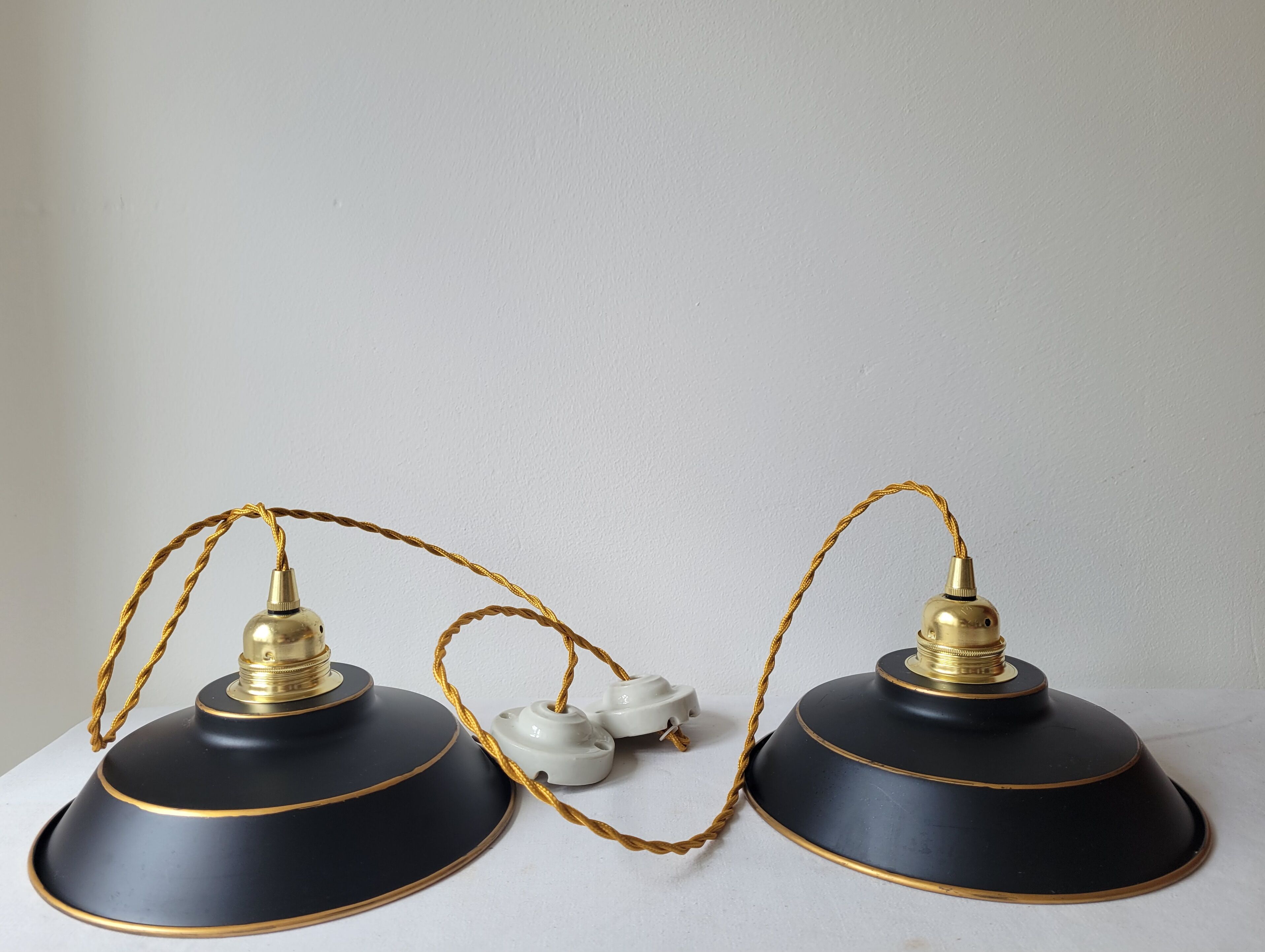 Duo of suspensions in enamelled sheet metal