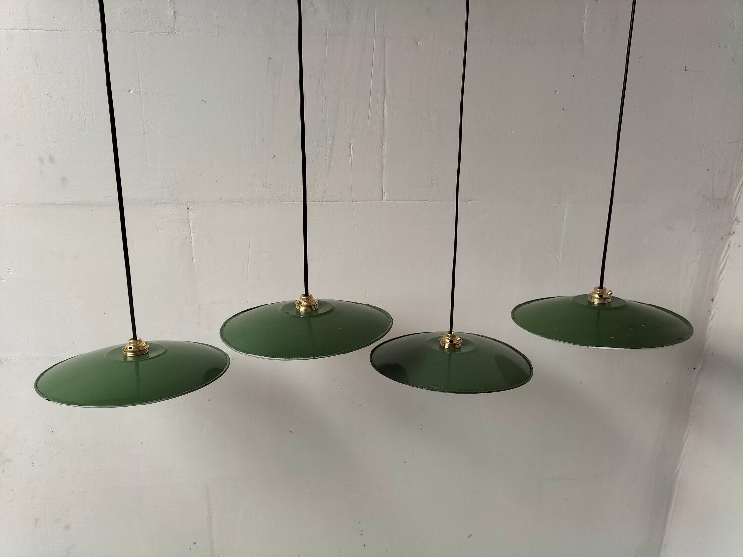 Suspensions in enamelled sheets