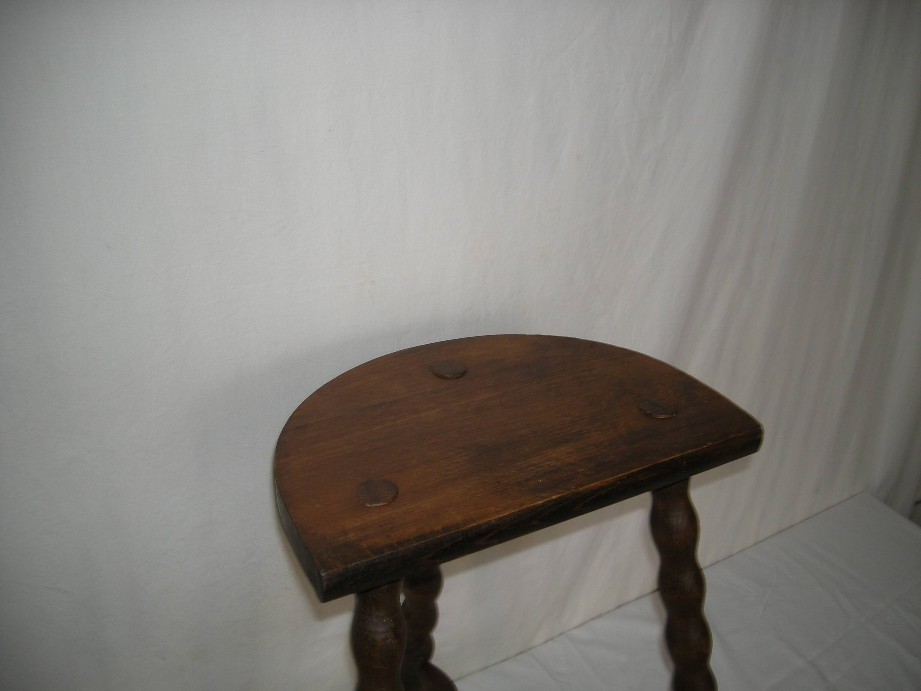 Country tripod stool