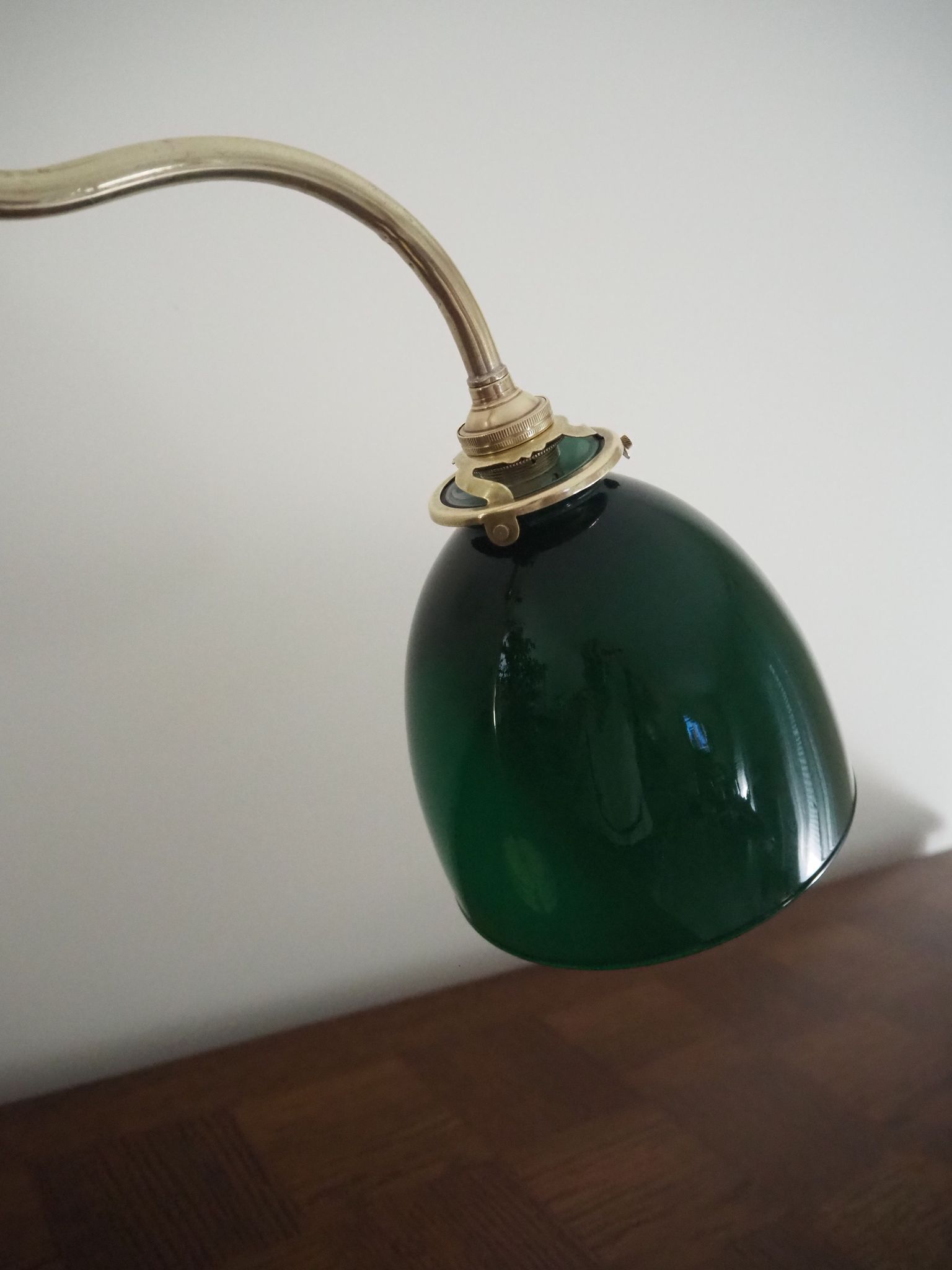 Desk lamp in brass with a swan neck and green opaline glass.