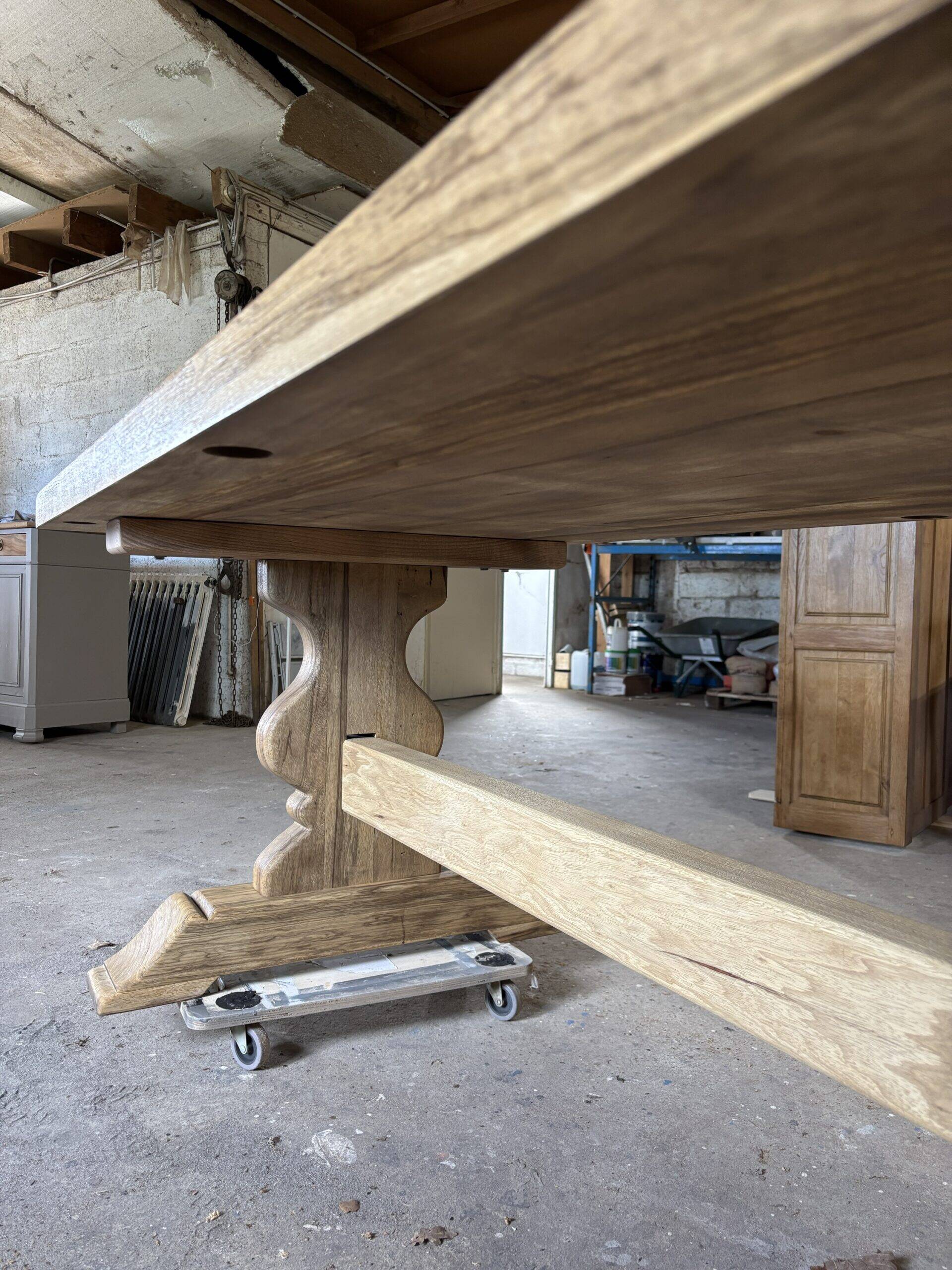 Table monastère noyer – pièce unique