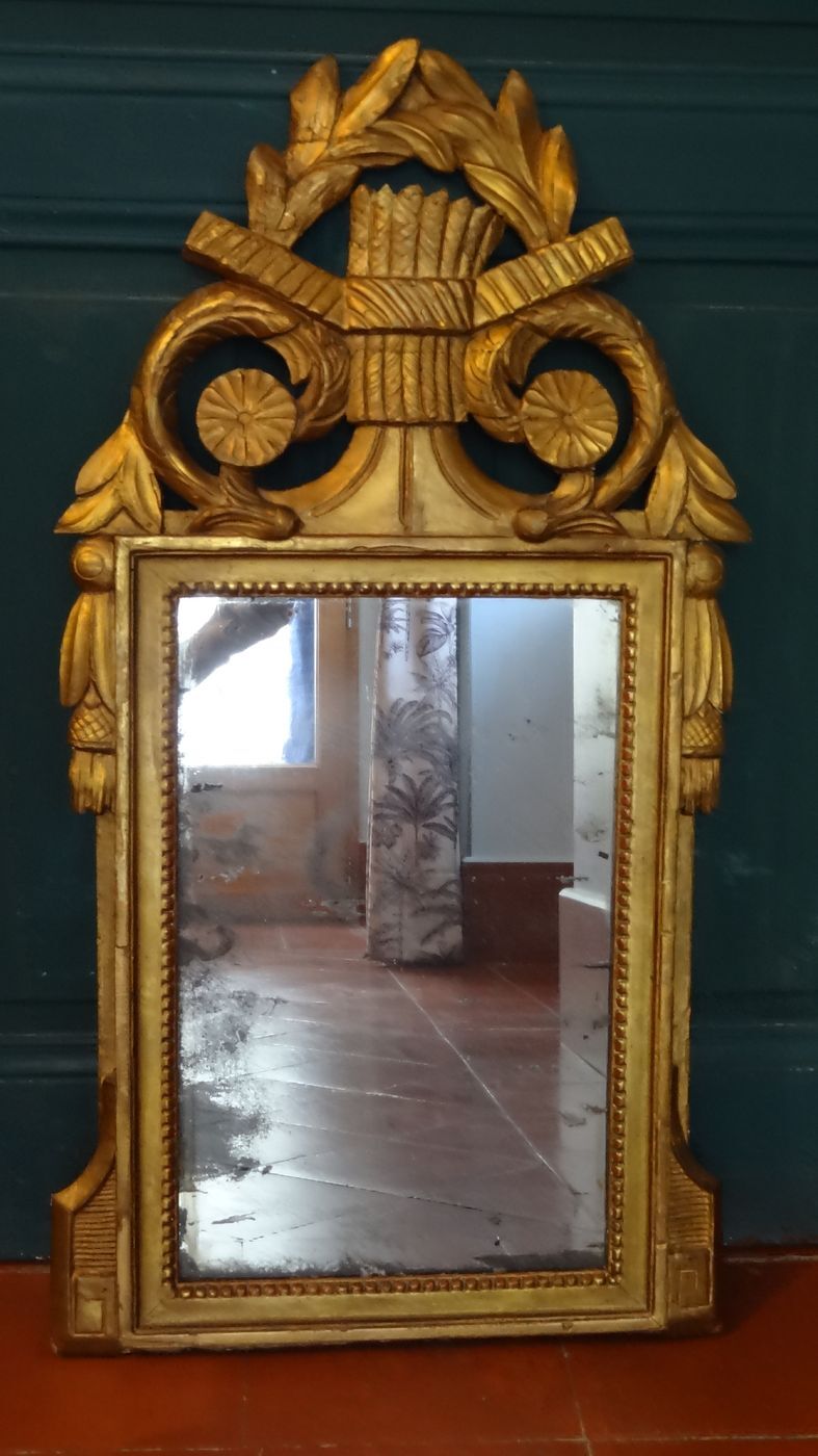 Louis XVI mirror (eighteenth century) in gilded stucco wood H 80 cm