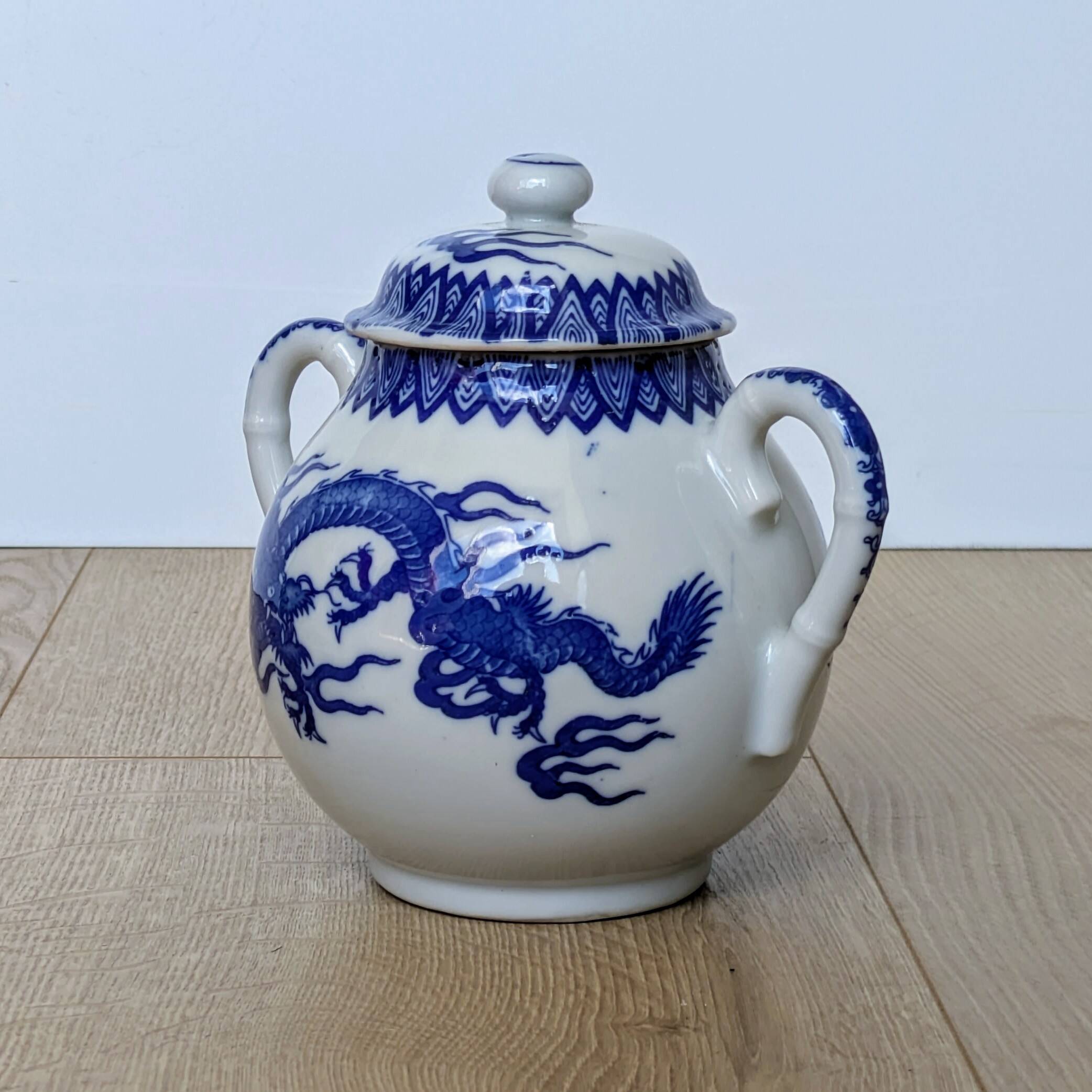 Porcelain sugar bowl with cobalt blue five-clawed dragon decor - Japan