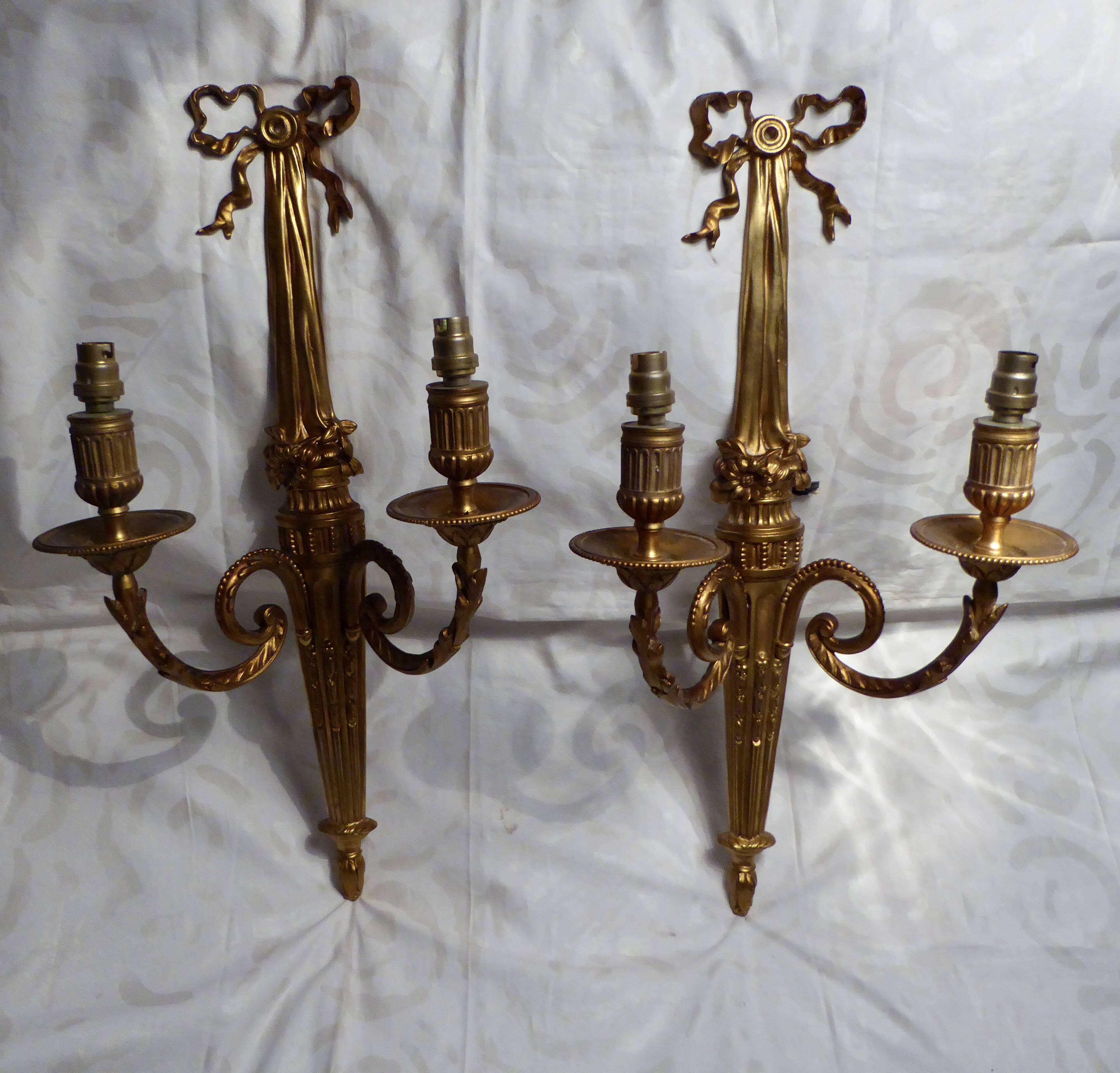 Bronze wall light in Louis XVI style