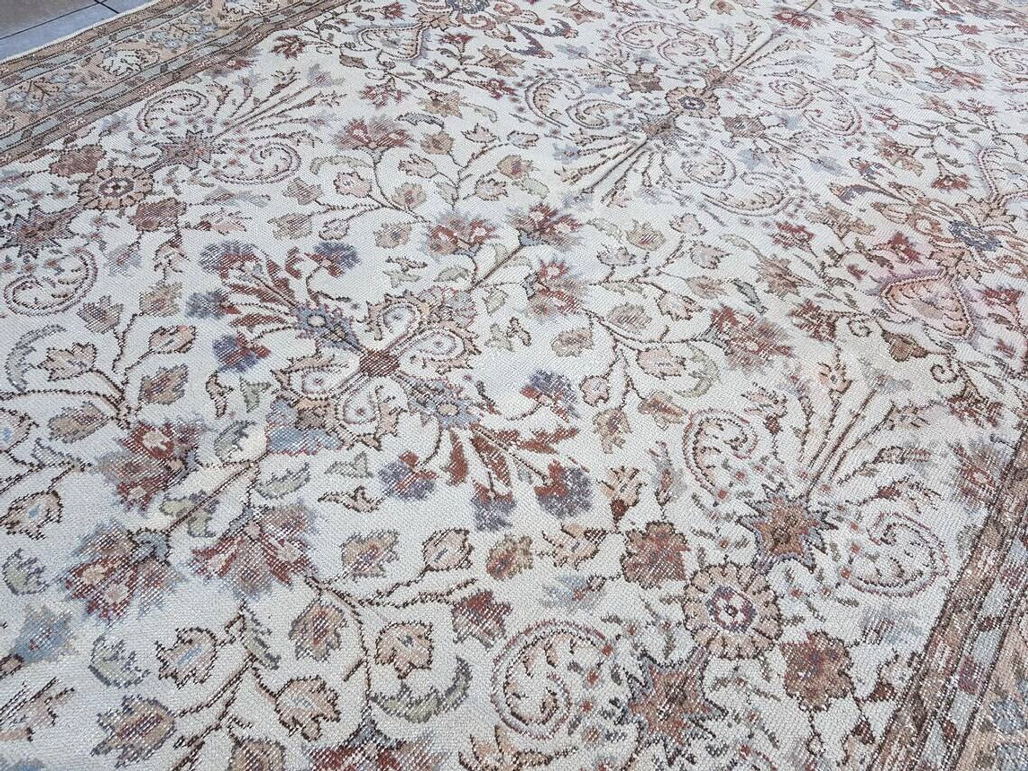 Tapis Oushak beige anatolien au sol sku 2781