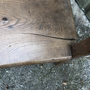 Duo de bancs anciens en chêne massif avec dossiers et accoudoirs.