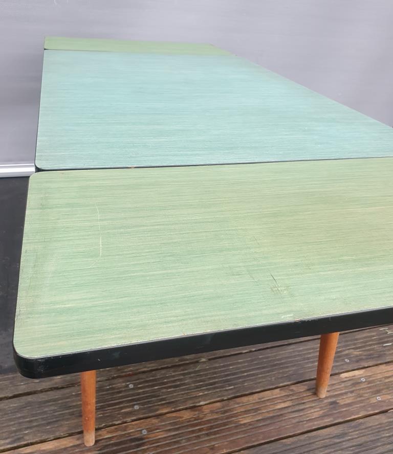 Expandable compass feet table and green vinyl tray from China