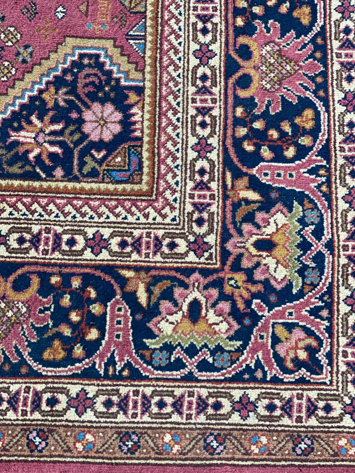 Persian rug in burgundy knotted wool 200x300
