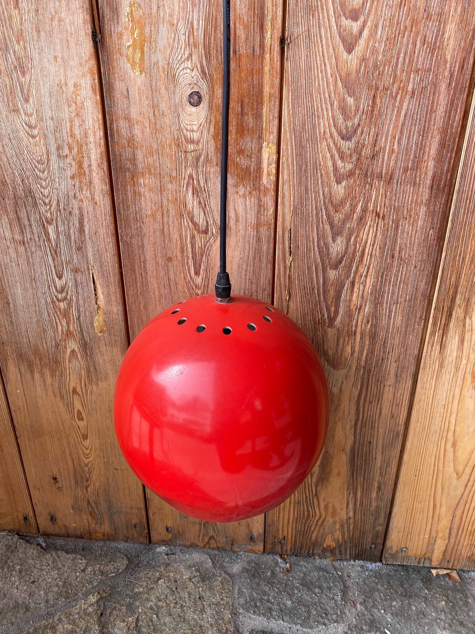 Paire de suspension boule rouge en métal années 70.