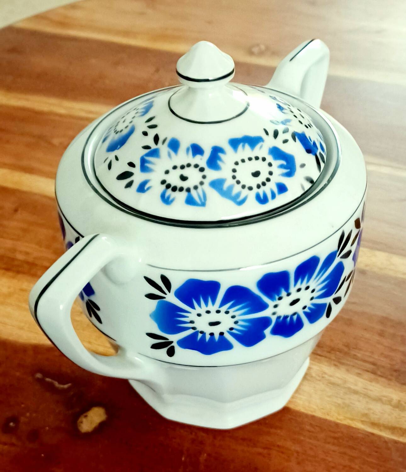 Sugar bowl and milk jug in the style of the Moulin des Loups