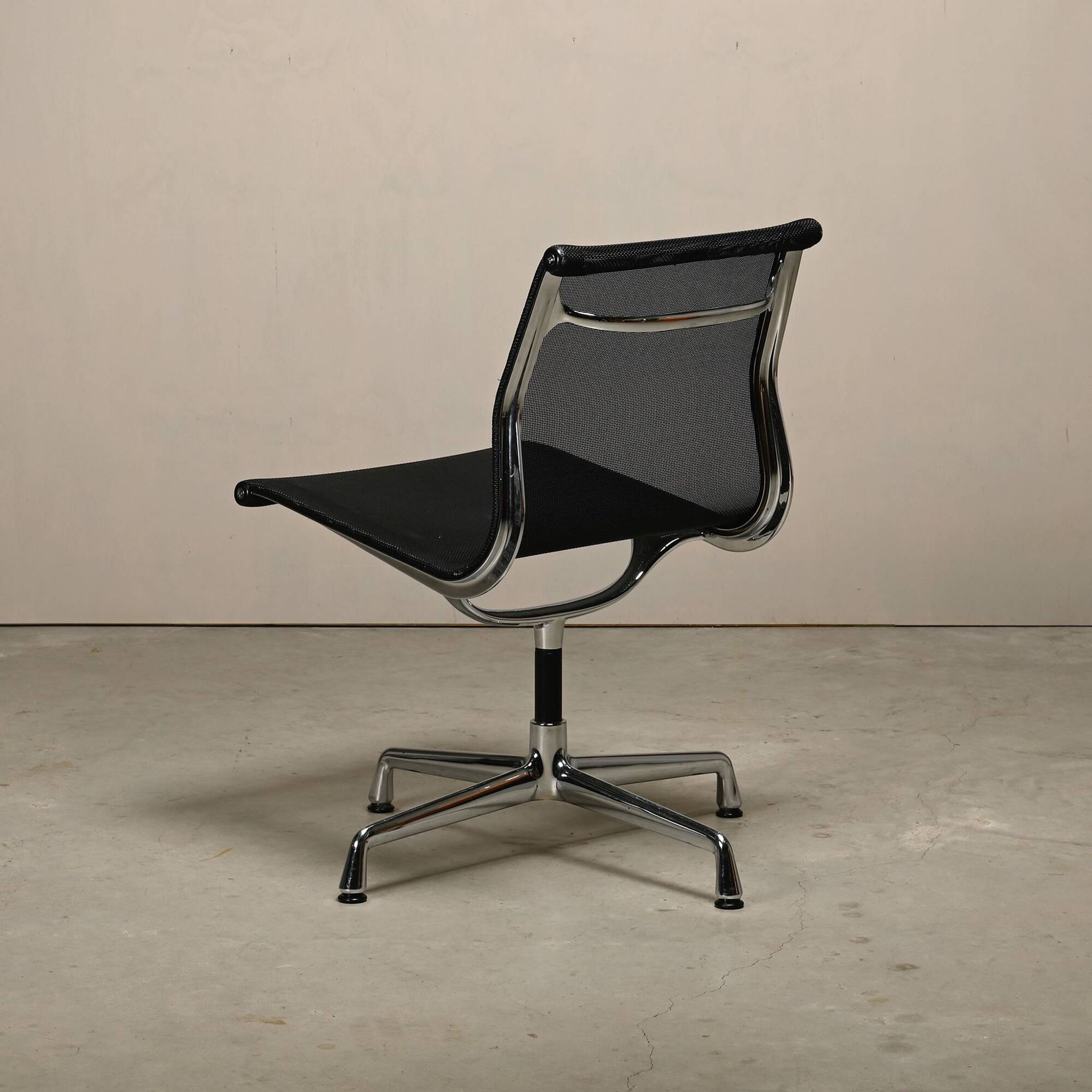 Eames Aluminum Group EA106 Dining Chairs in Black Netweave Mesh, Vitra