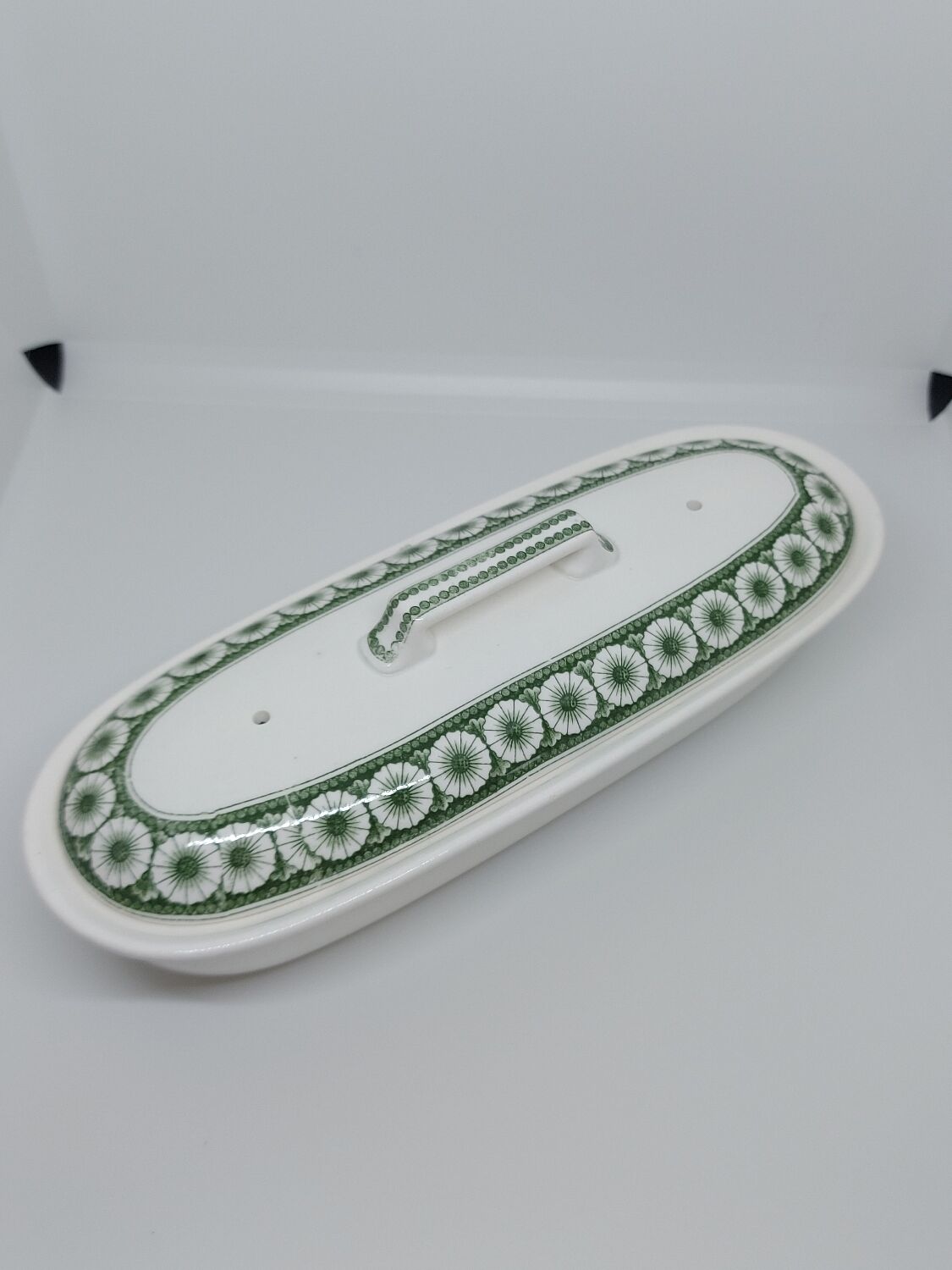 Box comb holder with lid