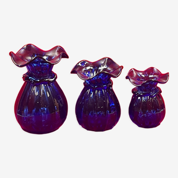 Série de 3 vases de couleur bleu en verre en forme de bourse, 11, 13 et 17 cm