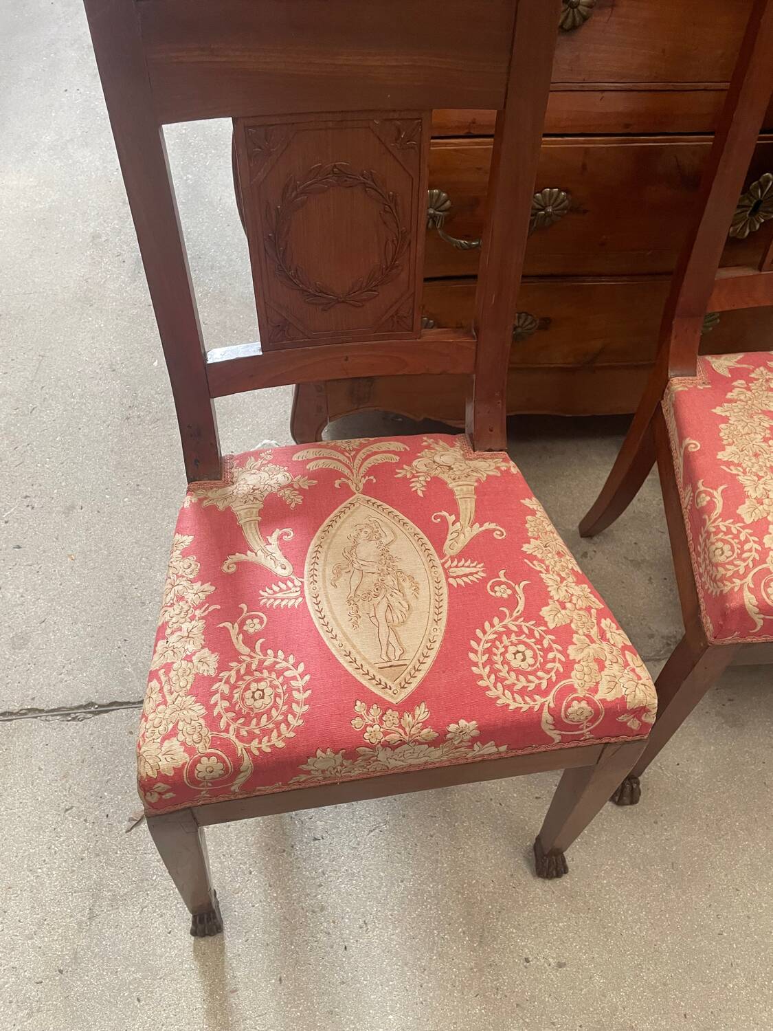 Lot de trois chaises anciennes en parfait état