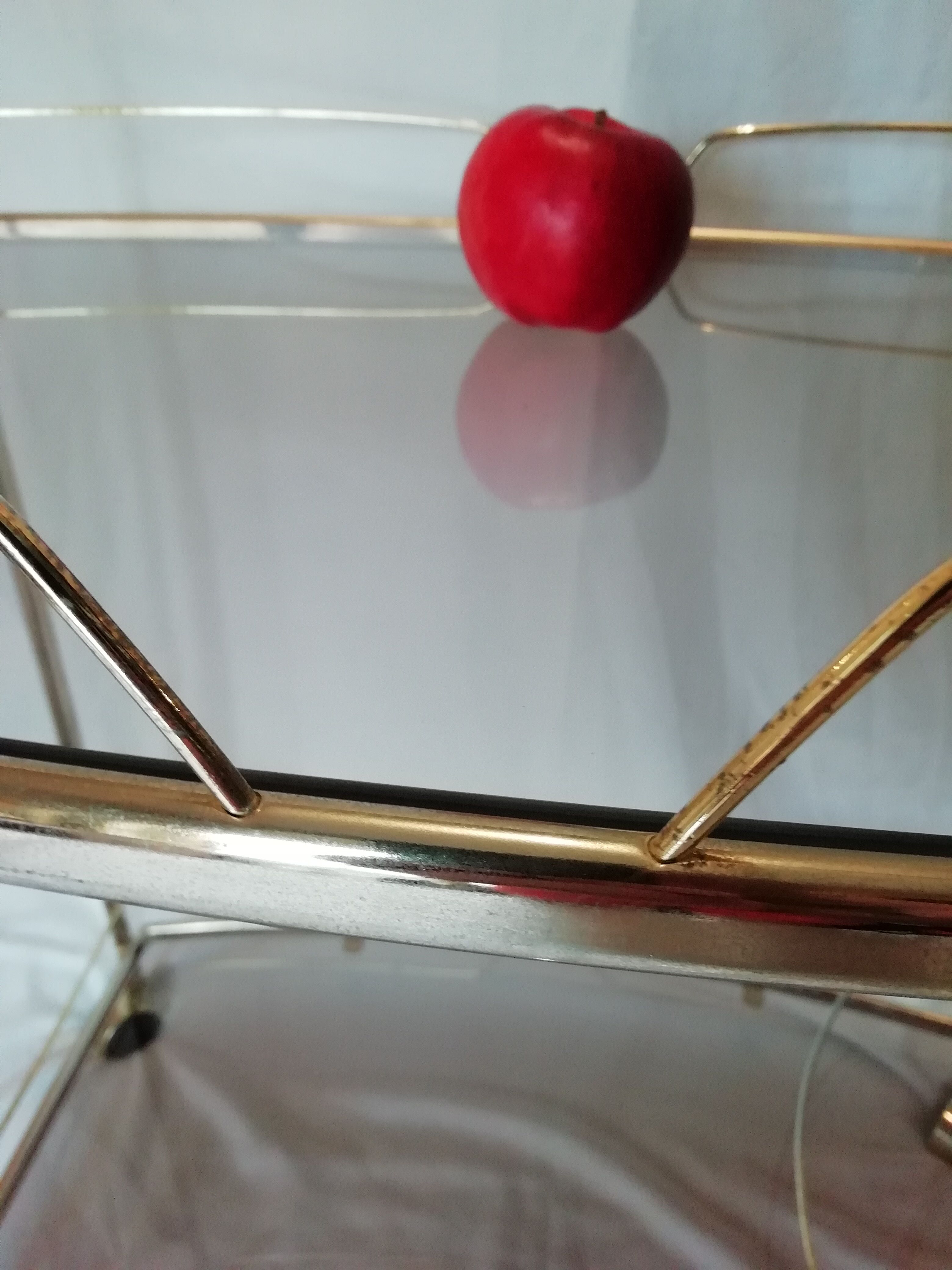 Desserte bar à roulette en métal doré et verre fumé