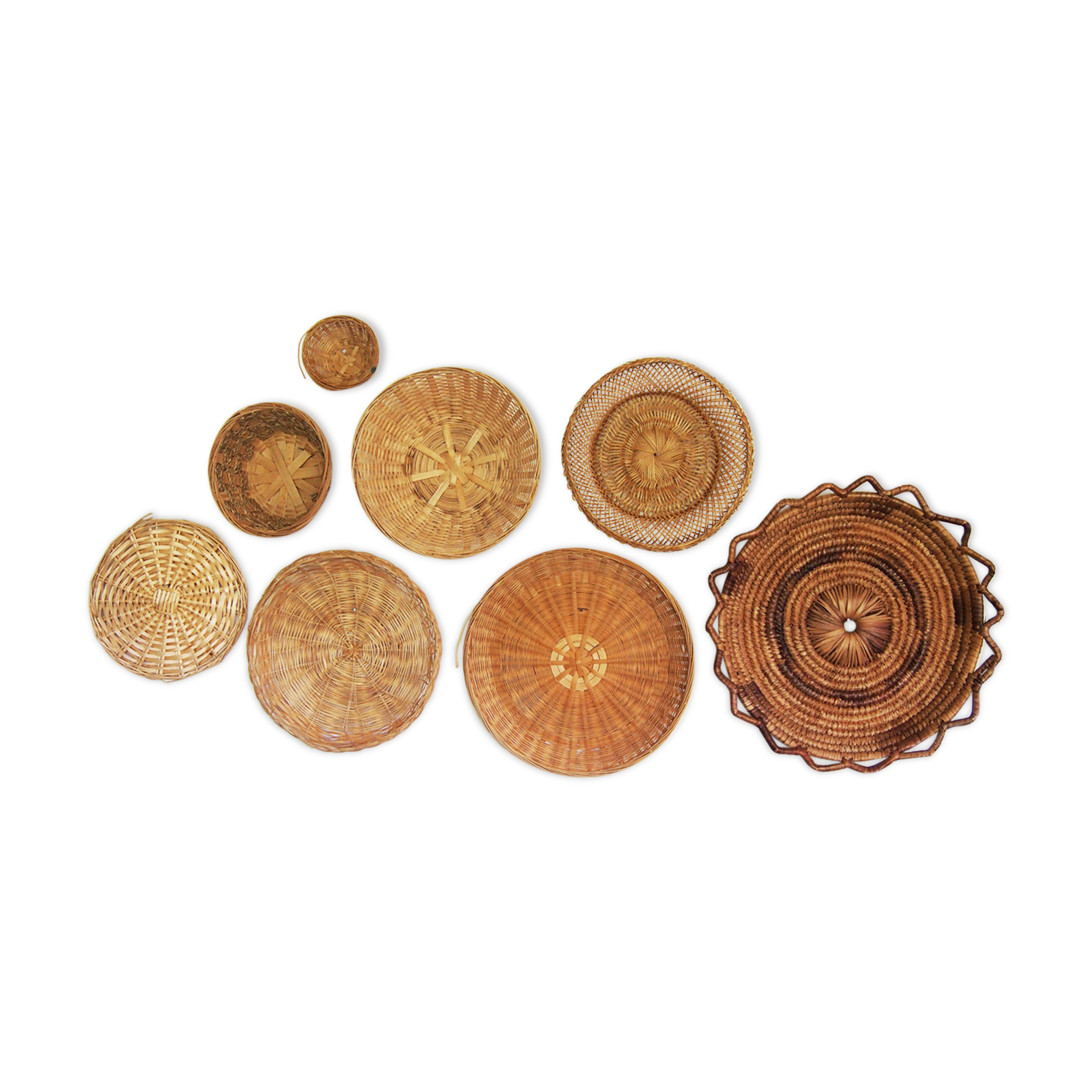 Wall composition of 8 baskets wicker