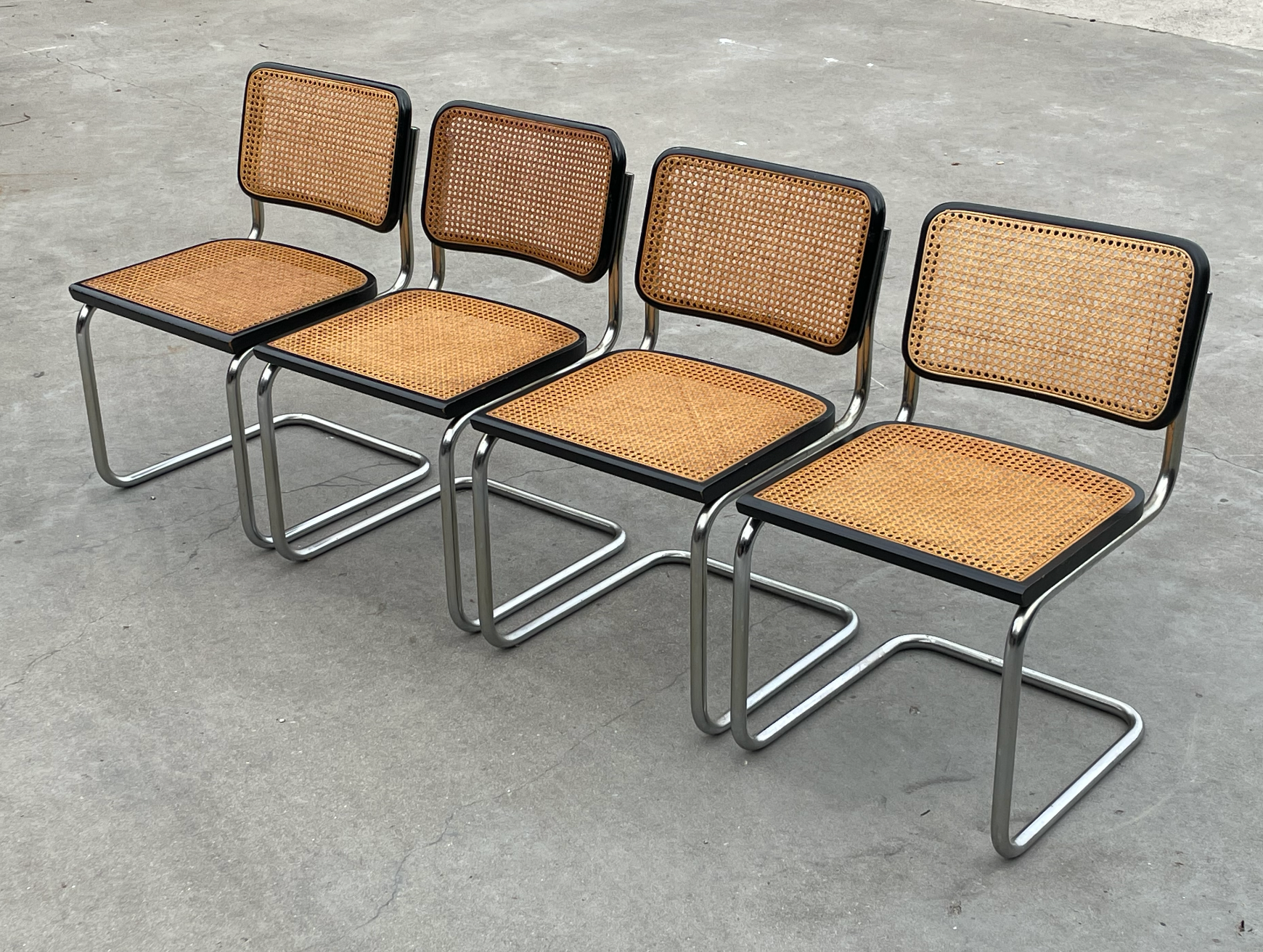 Suite de 4 chaises vintage modèle Cesca B32 en noir et chrome