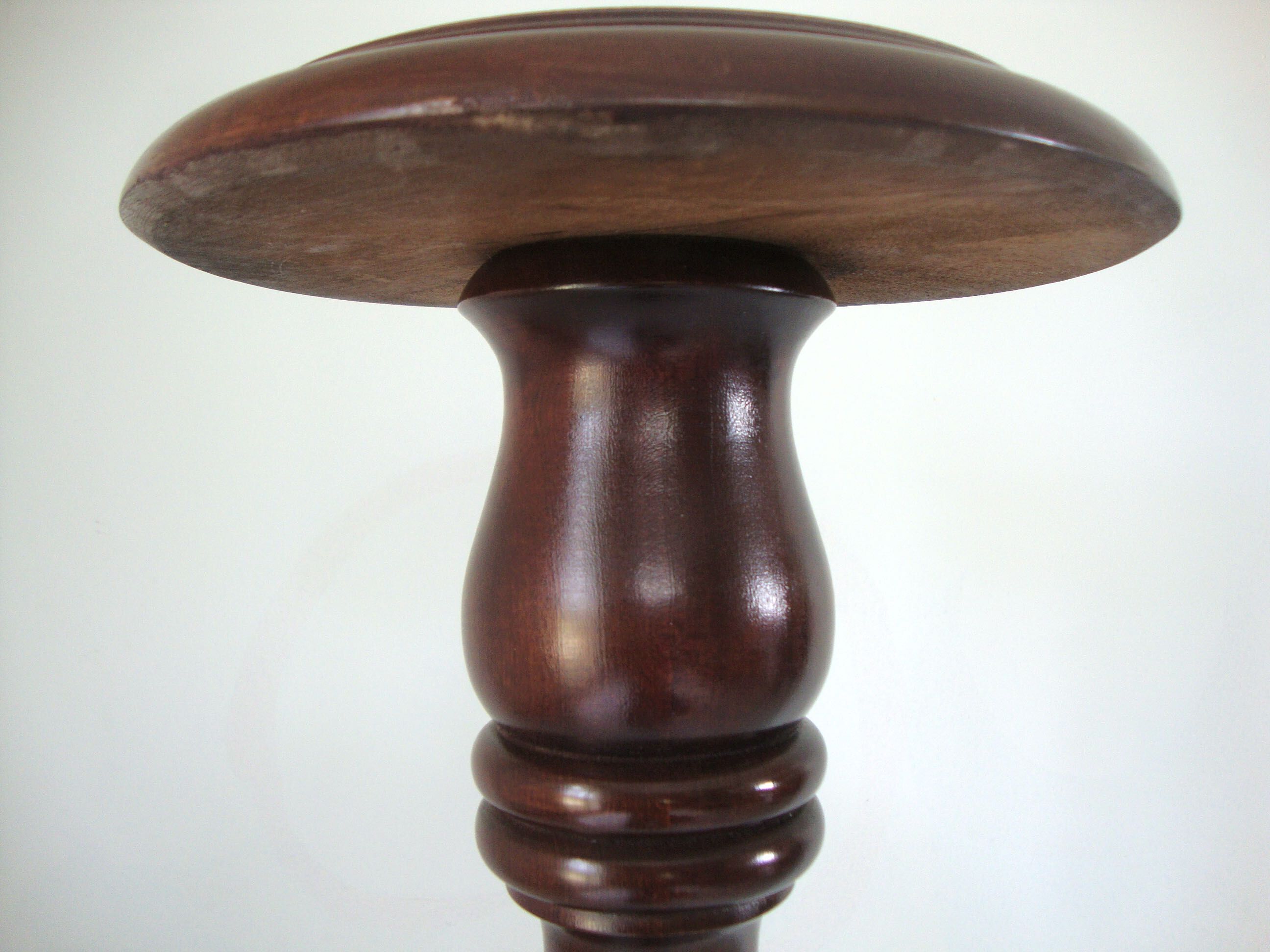 Saddle or walnut pedestal turned in twist