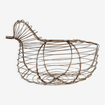 Chicken-shaped egg basket made of metal