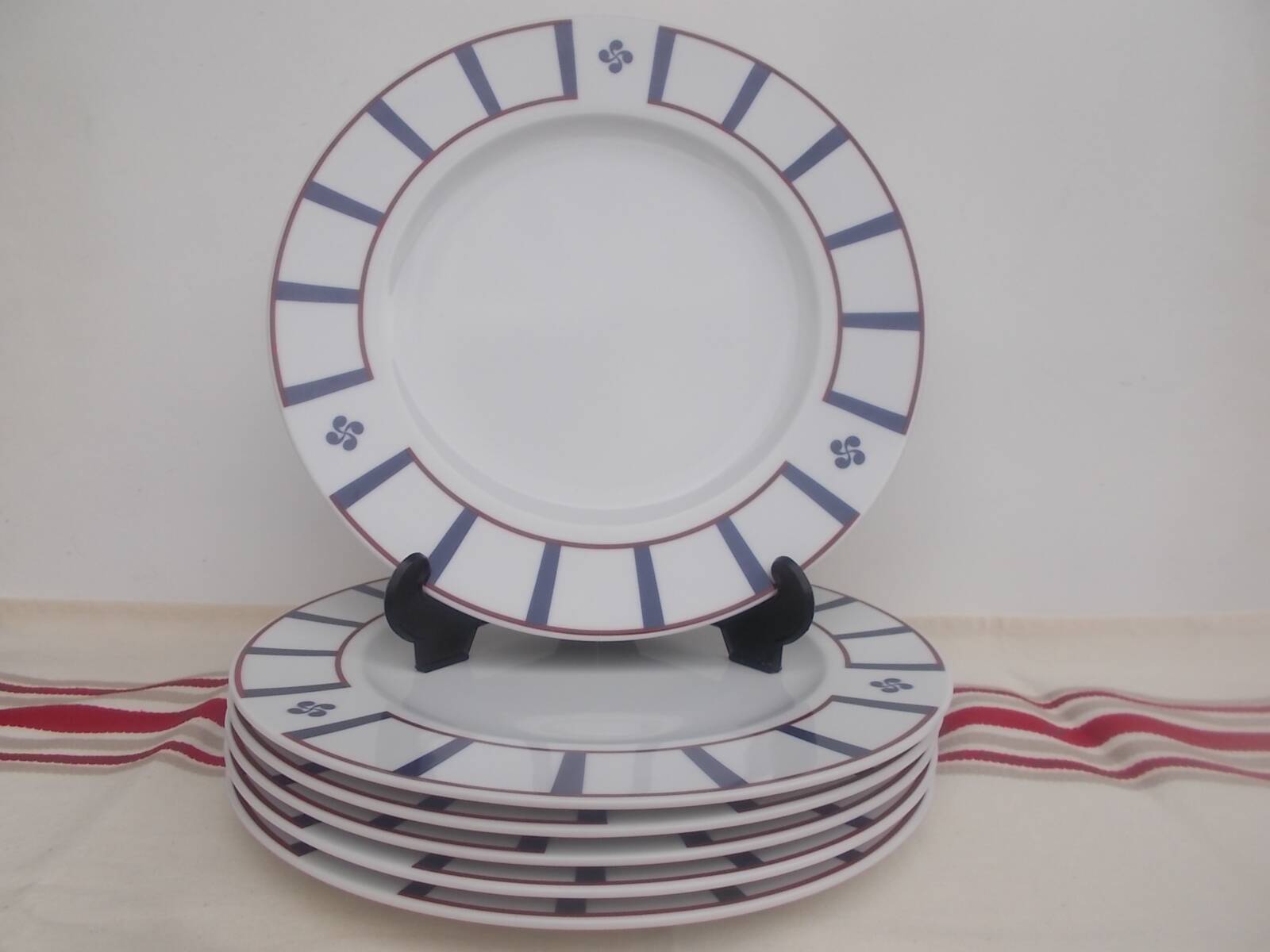 18 Basque blue and red porcelain plates with Basque crpix
