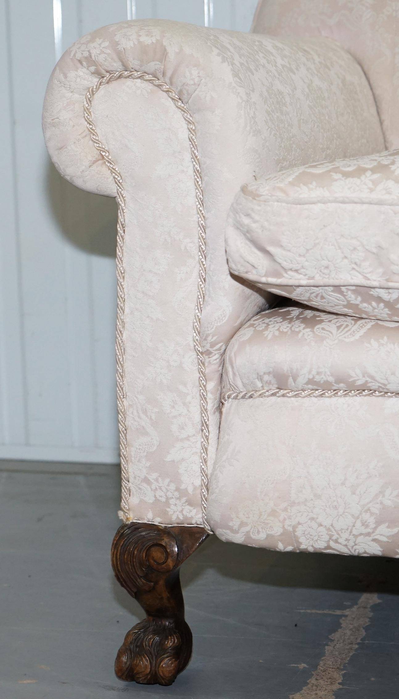 Victorian suite in damask, walnut frame, legs carved in lion's paw.