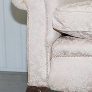 Victorian suite in damask, walnut frame, legs carved in lion's paw.