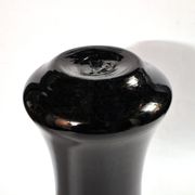Vase Charles X en opaline noir décor émaillé fleuri peint à la main